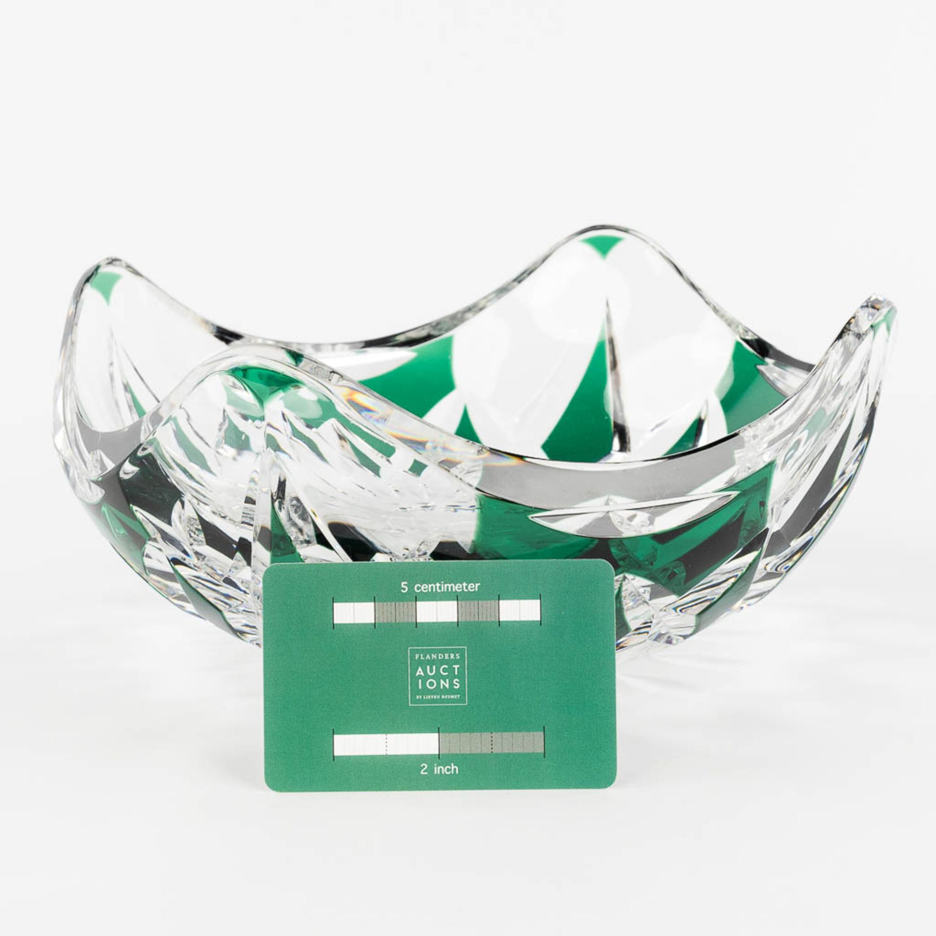Val Saint Lambert, A large bowl, green cut crystal. (H: 11 x D: 25,5 cm) - Image 2 of 13