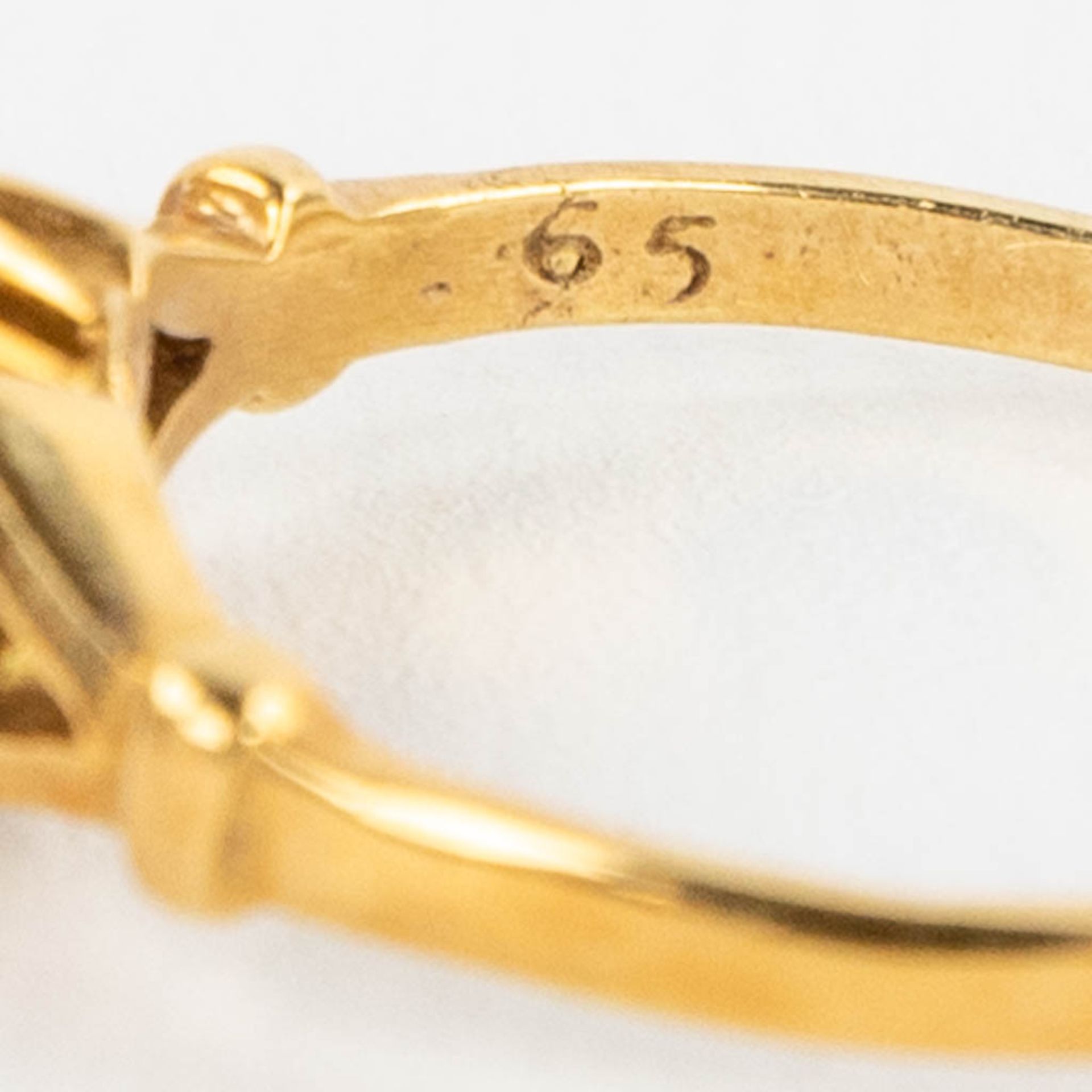 A yellow gold ring with brilliants. 18 karat. 2,81g. size: 56. - Image 10 of 12