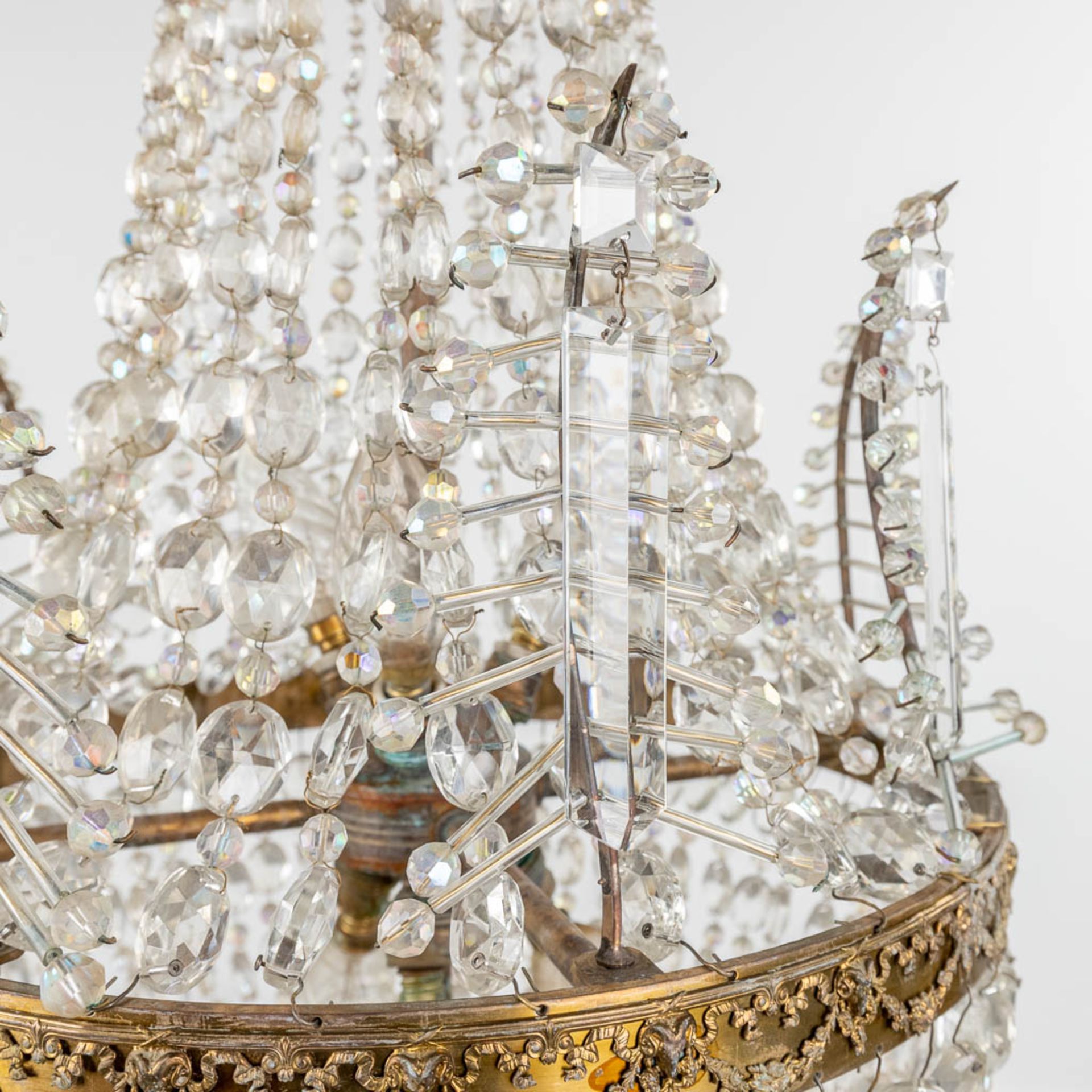 A chandelier 'Sac A Perles' decorated with tiny ram's heads. 20th century. (H: 83 x D: 42 cm) - Image 7 of 10