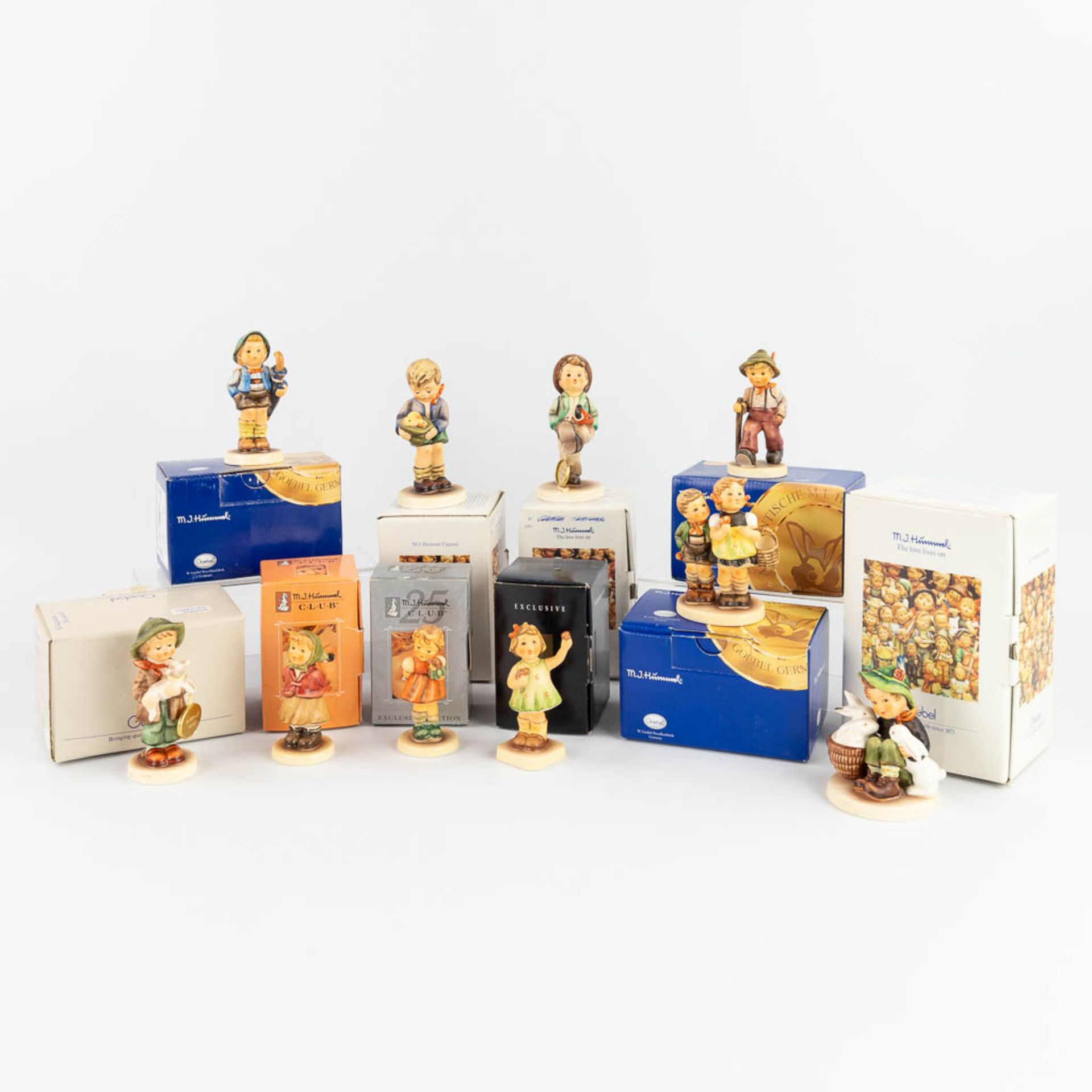 Hummel, a collection of 10 figurines in the original boxes. (H: 13 cm)