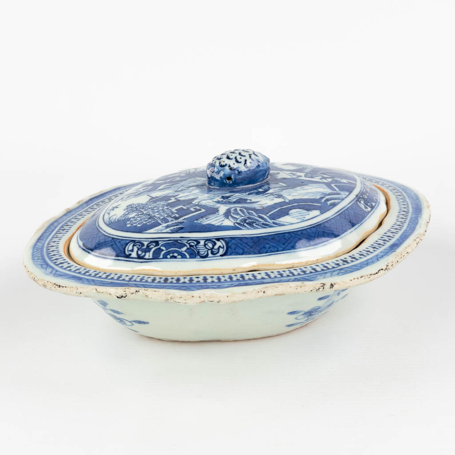 A Chinese bowl with a lid and blue-white landscape decor. 19th C. (L: 21,5 x W: 26,5 x H: 10 cm) - Image 3 of 15