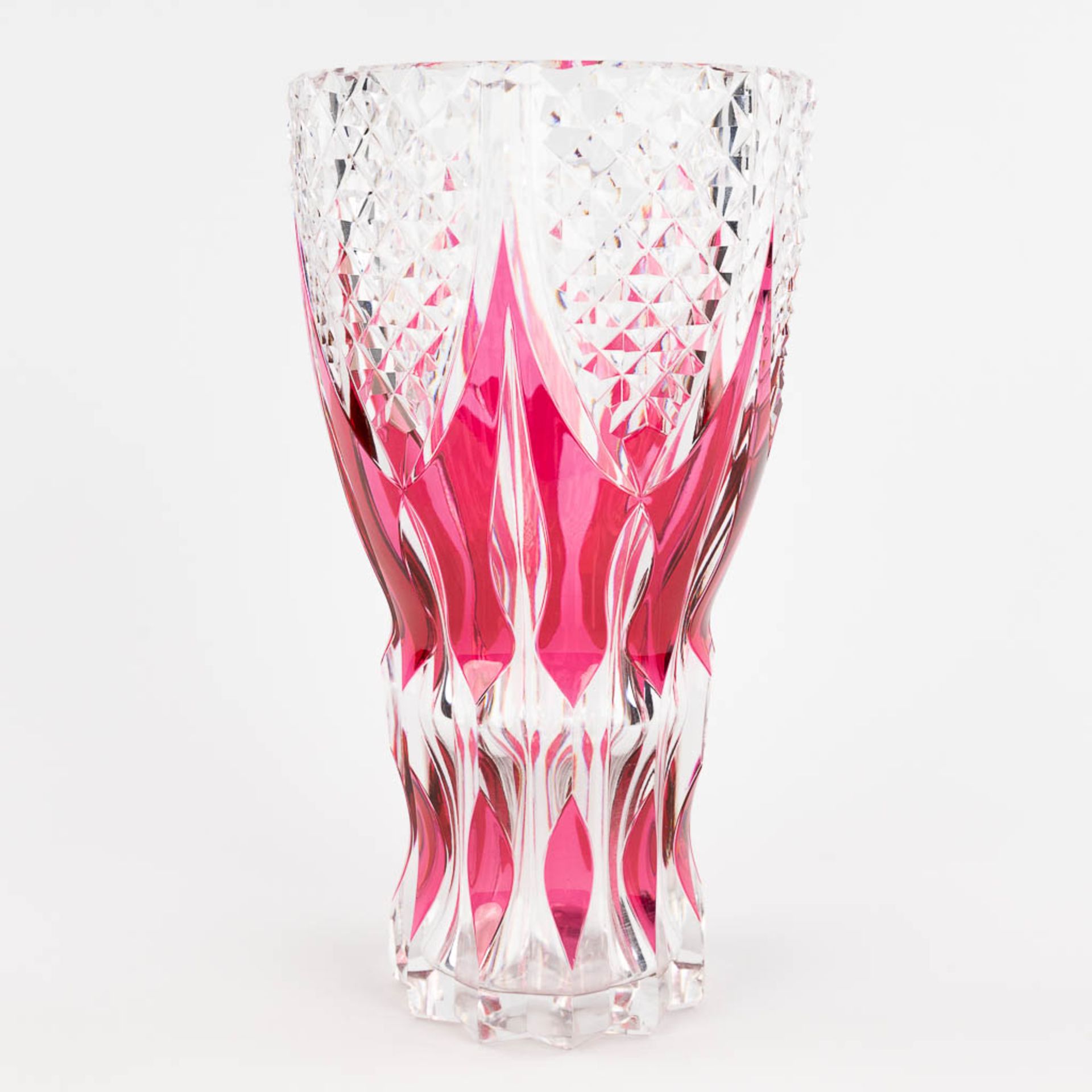 Val Saint Lambert, a vase made of red cut crystal. (H: 28,5 x D: 15,5 cm) - Bild 4 aus 13