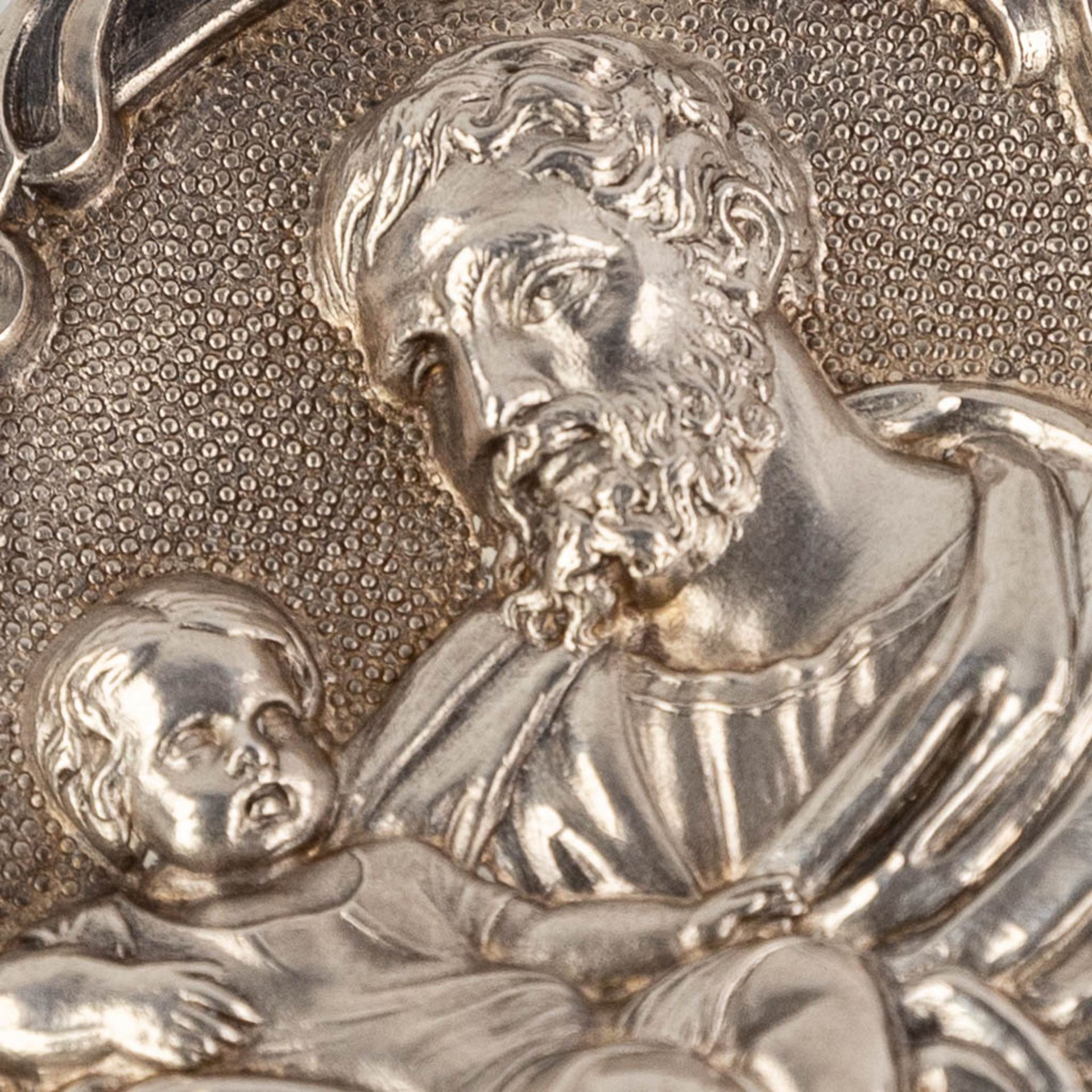 A set of 5 relics in a silver theca, with a repousse image of Joseph and Jesus. 19th century. (W: 4 - Image 8 of 10