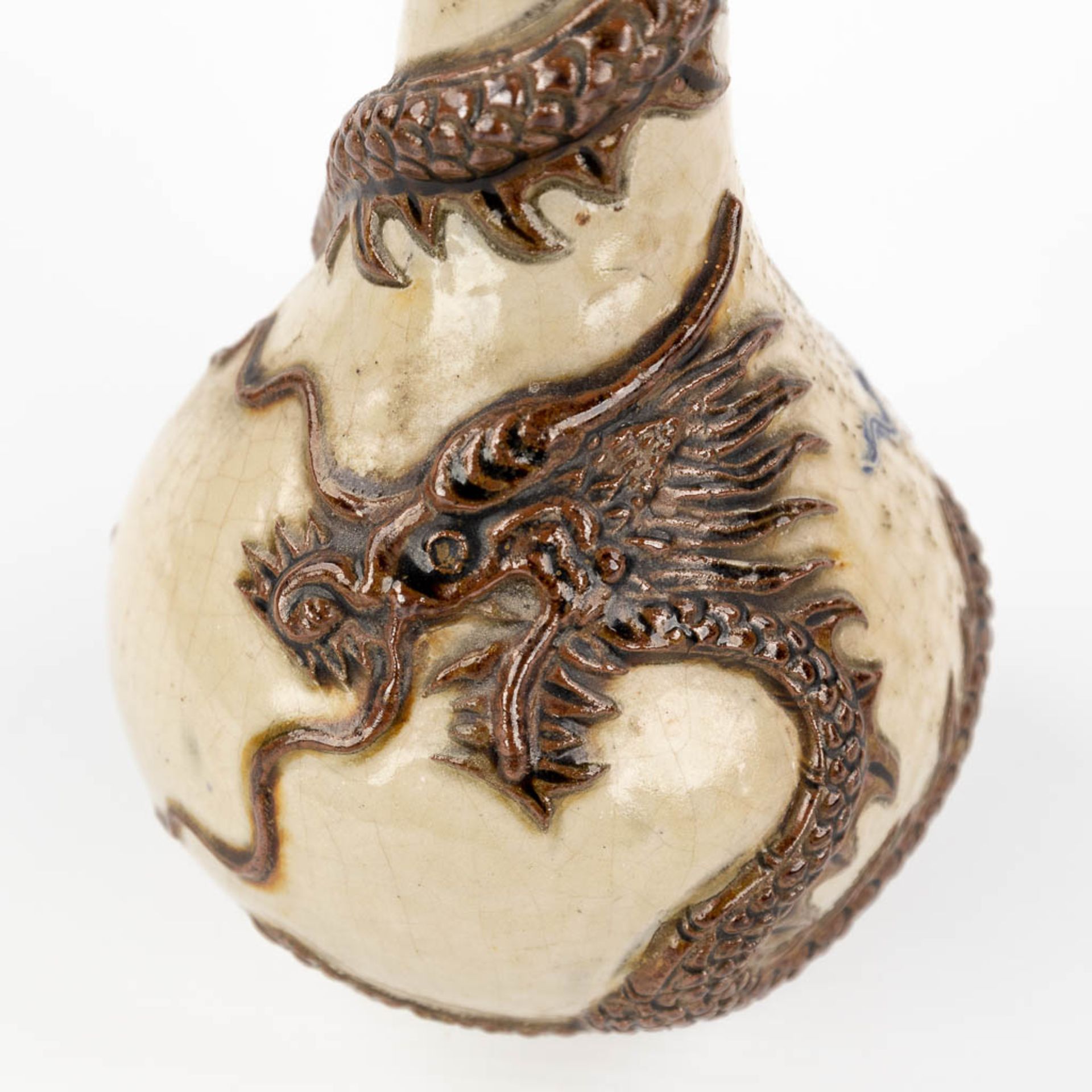 A Chinese vase Nanking with dragon decor. Stoneware, 19th/20th century. (H: 24 x D: 11 cm) - Bild 9 aus 11