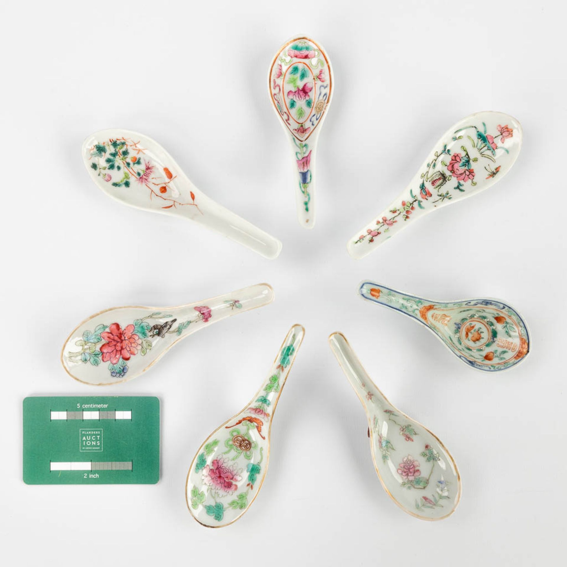 A set of 7 Chinese spoons Famille Rose decor. 19th century. (L: 14 cm) - Bild 2 aus 12