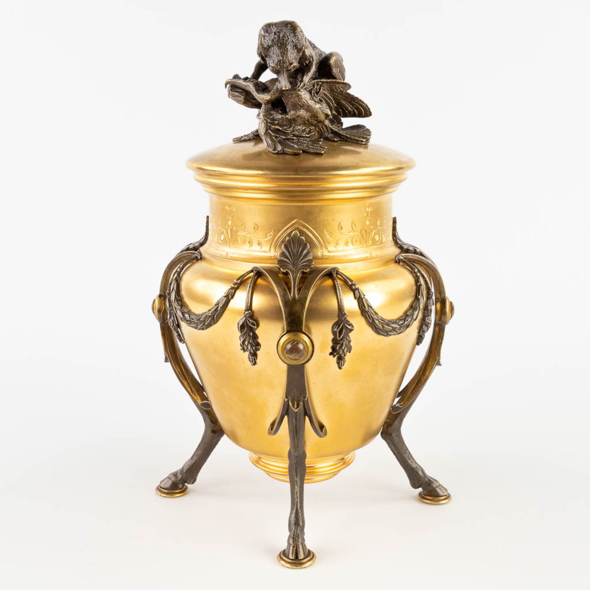 An ice-pail, gilt and patinated bronze decorated with a Wolf eating a large bird. 19th C. (H: 28 x D - Image 3 of 12