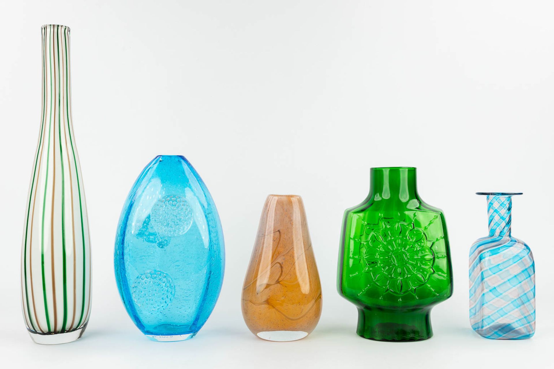 A collection of 5 glass vases, made in Murano, Italy and Scandinavia. (H: 45 x D: 10 cm) - Image 5 of 13