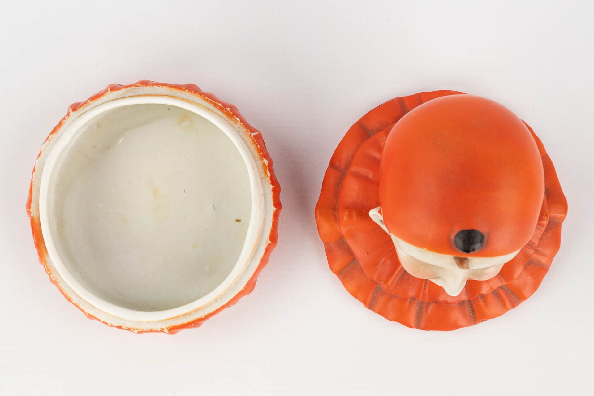 A bonbonire in the shape of a pierrot, porcelain. (H: 13 x D: 12 cm) - Image 9 of 11