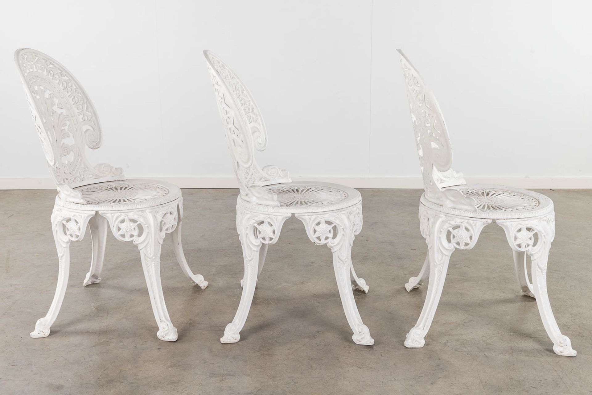 A garden set, consisting of a table and 3 chairs, white patinated aluminium. (H: 65 x D: 70 cm) - Bild 4 aus 17