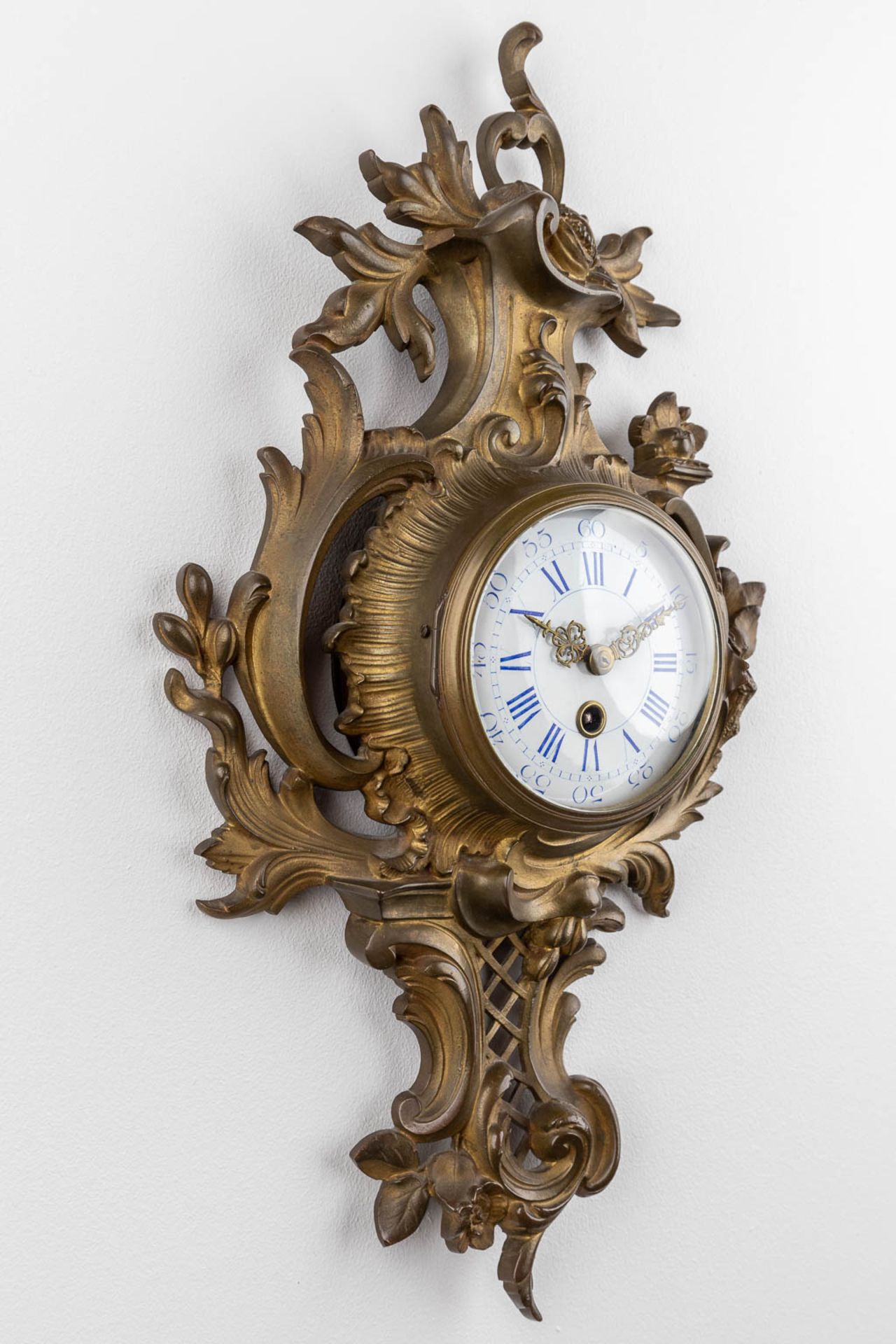 A cartel clock, bronze in Louis XV style. 20th C. (W: 30 x H: 52 cm) - Image 7 of 10