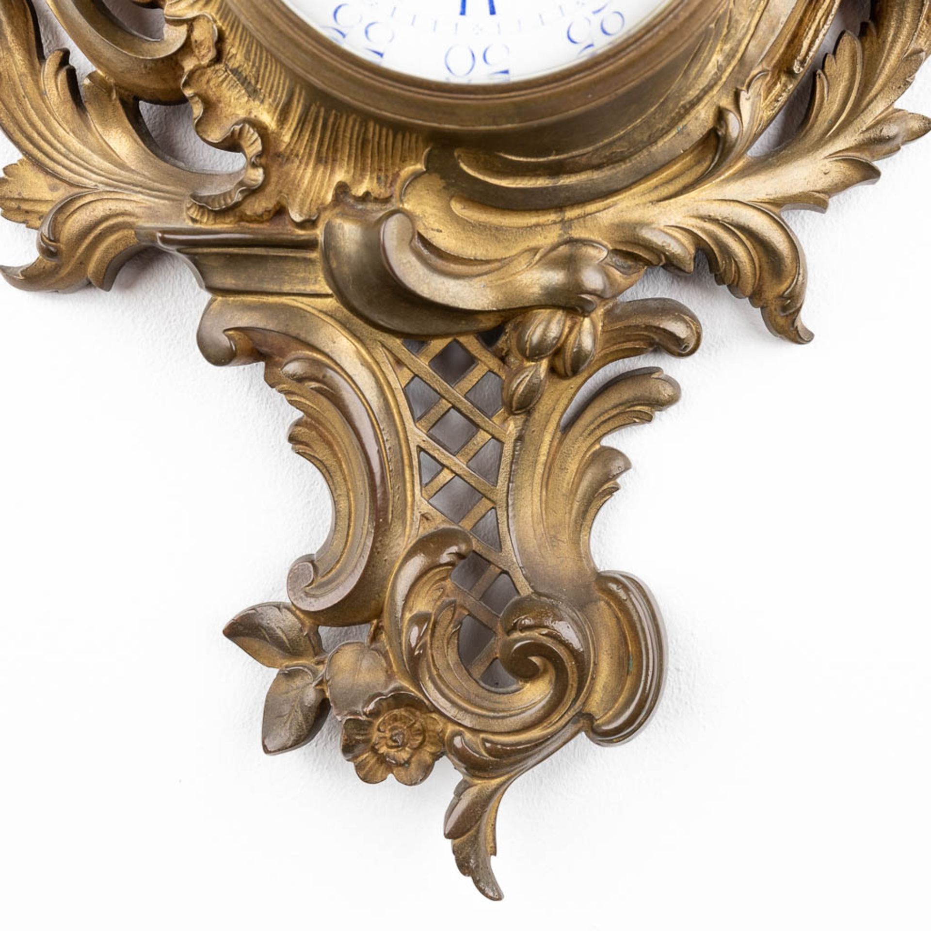 A cartel clock, bronze in Louis XV style. 20th C. (W: 30 x H: 52 cm) - Image 6 of 10