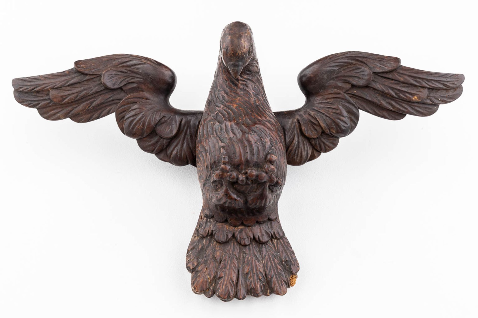 A wood-sculptured dove of peace, 19th century. (L: 12 x W: 45 x H: 25 cm) - Image 3 of 11