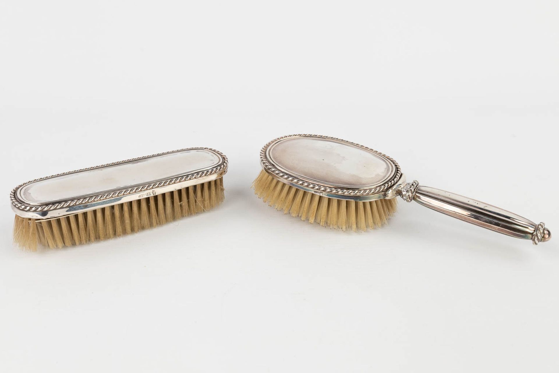 A collection of toilet accessories and goods, crystal, silver and silver-plated metal. (H: 12 cm) - Image 11 of 19