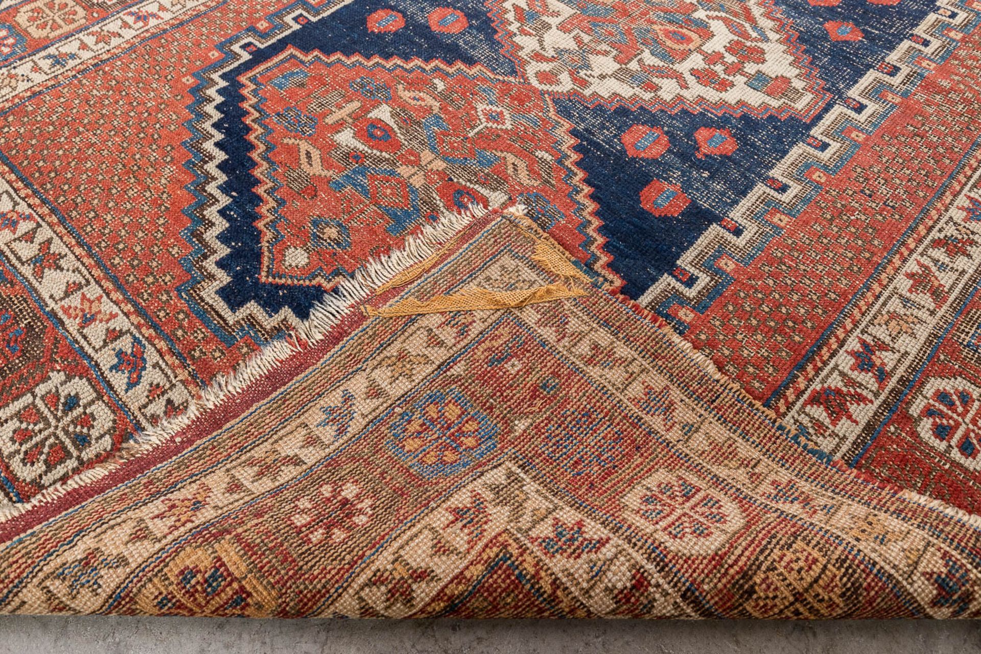 A collection of 2 Oriental hand-made carpets. Probably Caucasian. (L: 277 x W: 115 cm) - Image 12 of 12