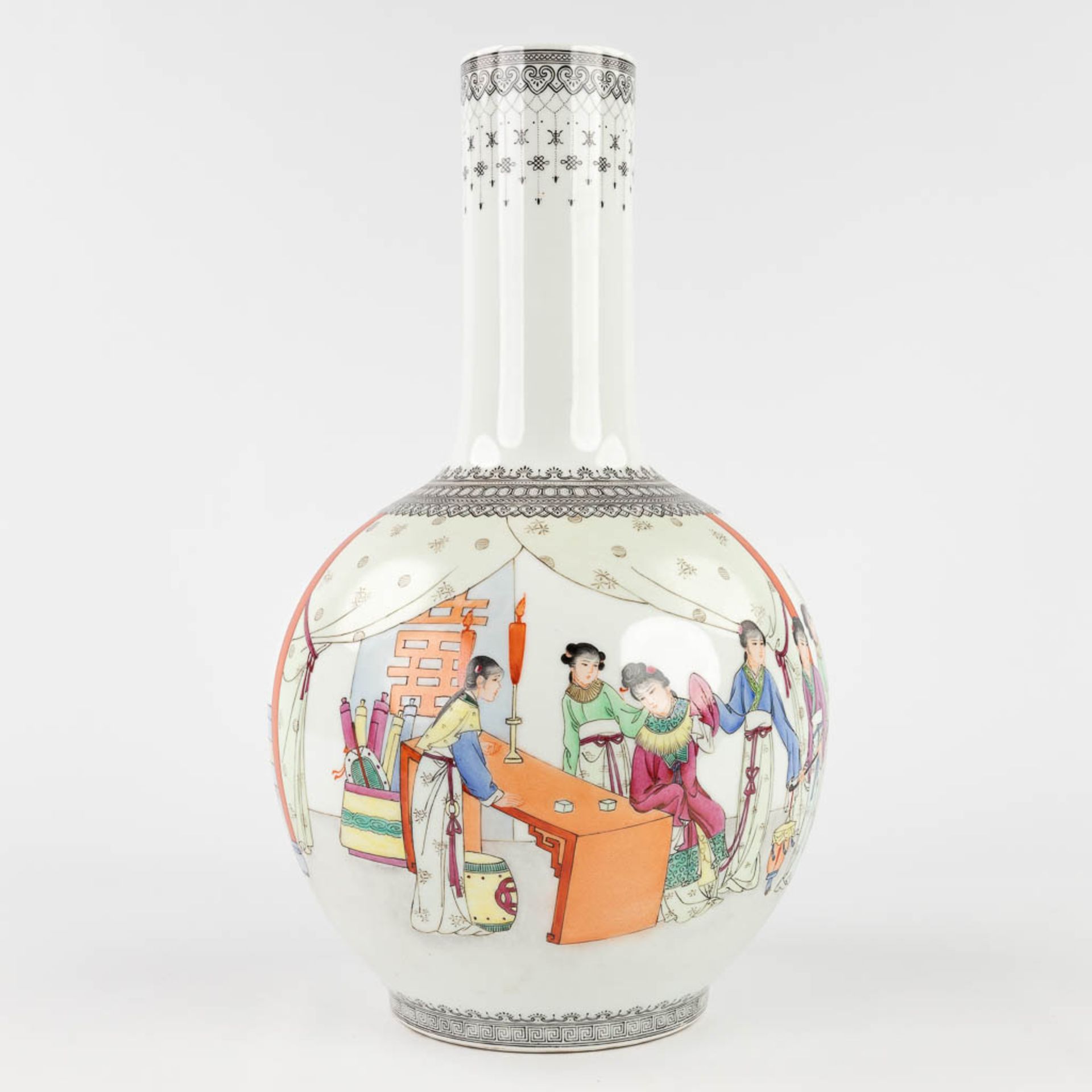 A Chinese vase with hand-painted decor of the Emperor with ladies, 20th C. (H: 40 x D: 22 cm) - Bild 3 aus 15