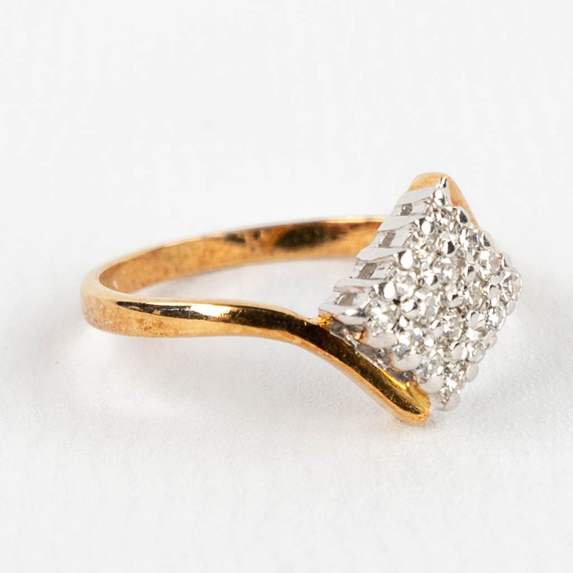 A yellow and white gold ring finished with 9 brilliants. 2,14g. size: 51 - Image 5 of 12