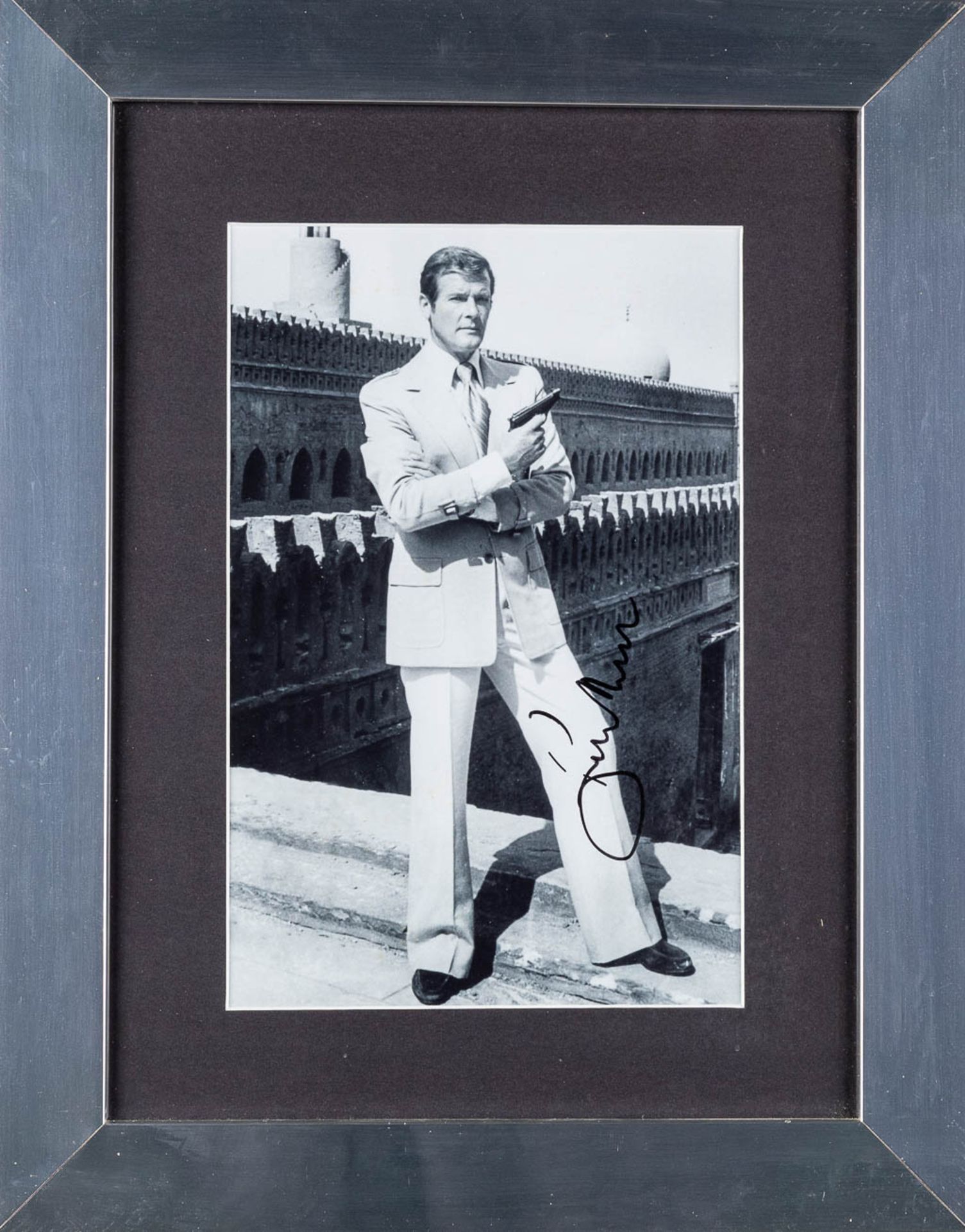 Roger Moore, a signed photograph. Felt pen on a photograph. Certificate HM1330. (W: 19,5 x H: 29,5 c - Image 3 of 6