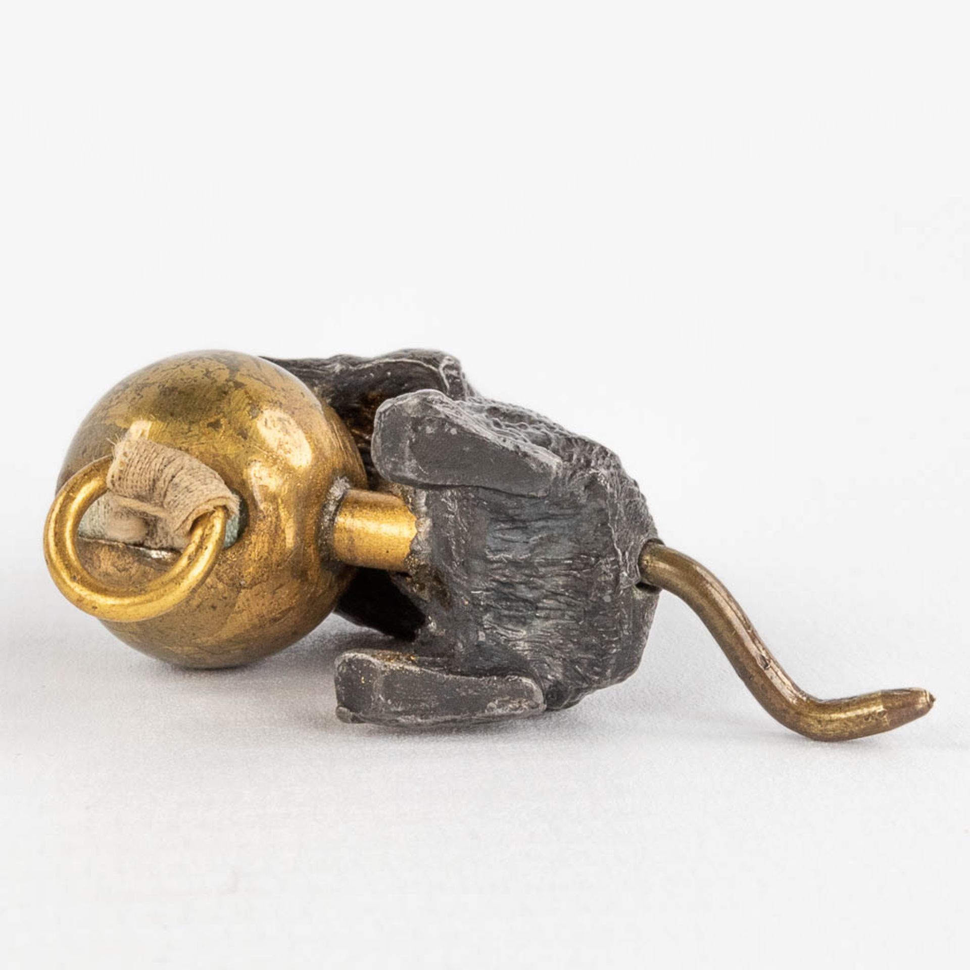 An antique tape measure, in the shape of a cat with a ball, Vienna bronze. 19th century. (H: 4,2 cm) - Image 10 of 18