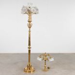 A decorative floor lamp and table lamp, brass, decorated with glass. 20th C. (H: 167 x D: 47 cm)