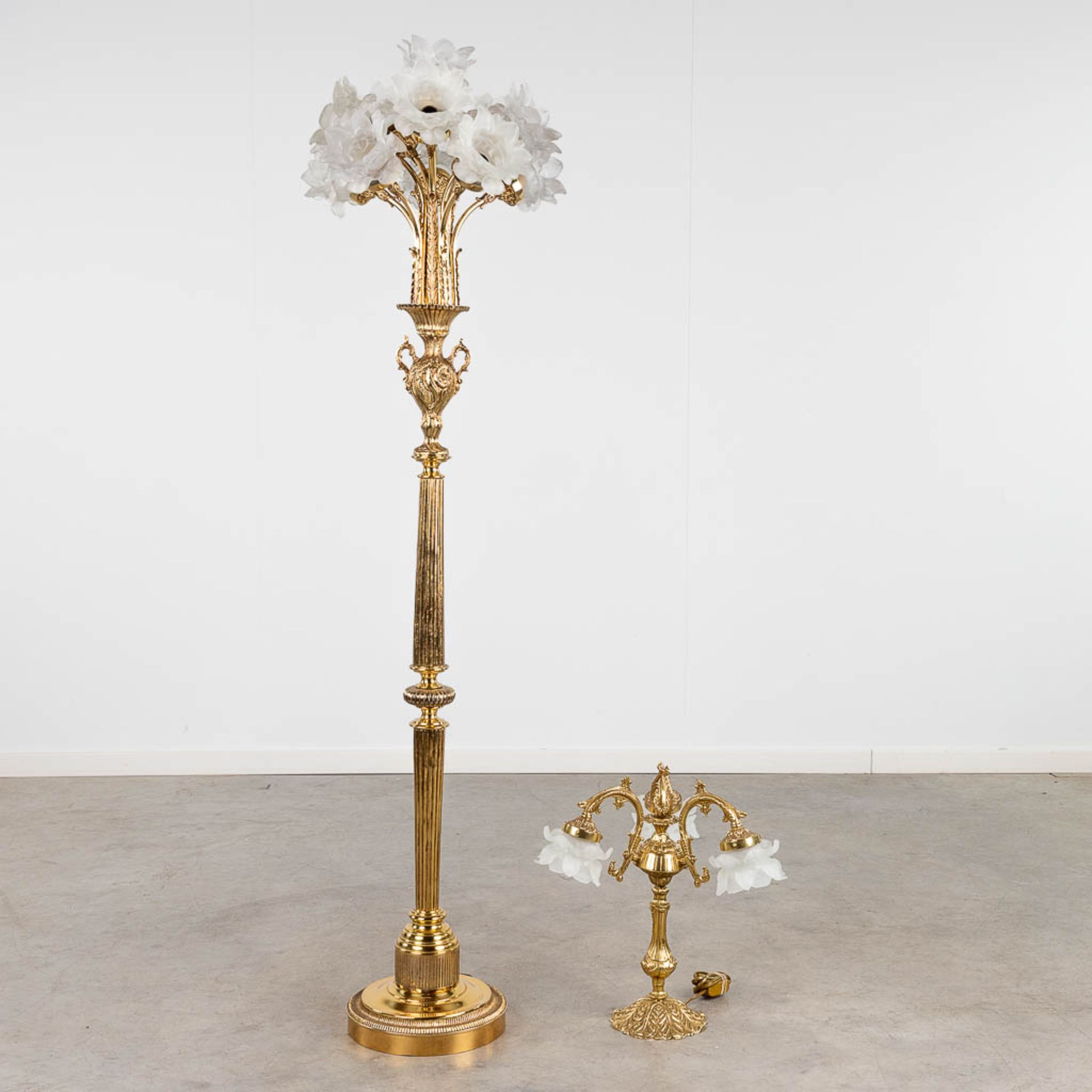 A decorative floor lamp and table lamp, brass, decorated with glass. 20th C. (H: 167 x D: 47 cm)