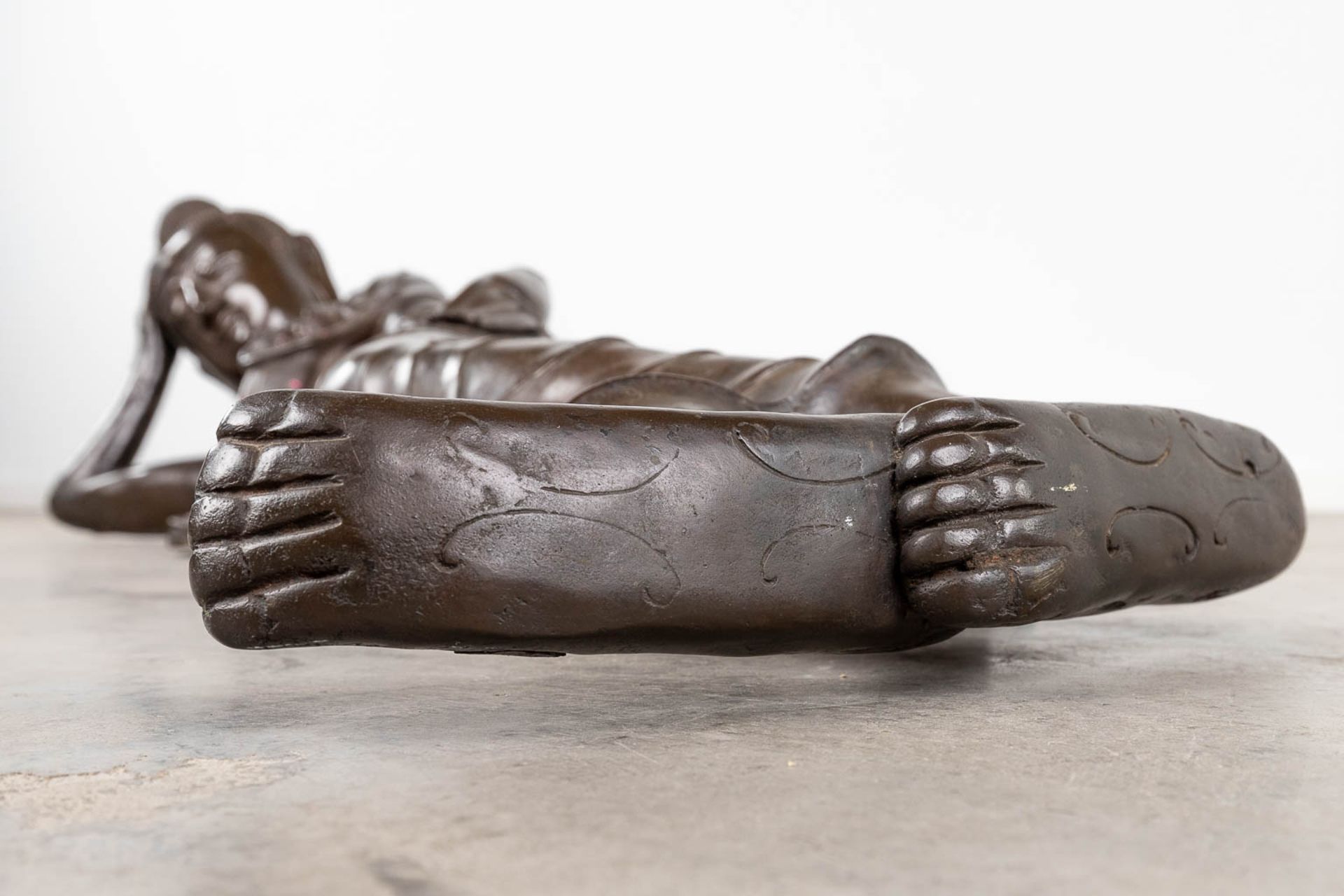 A large statue of a reclining buddha, patinated bronze. (L: 37 x W: 130 x H: 34 cm) - Image 12 of 15