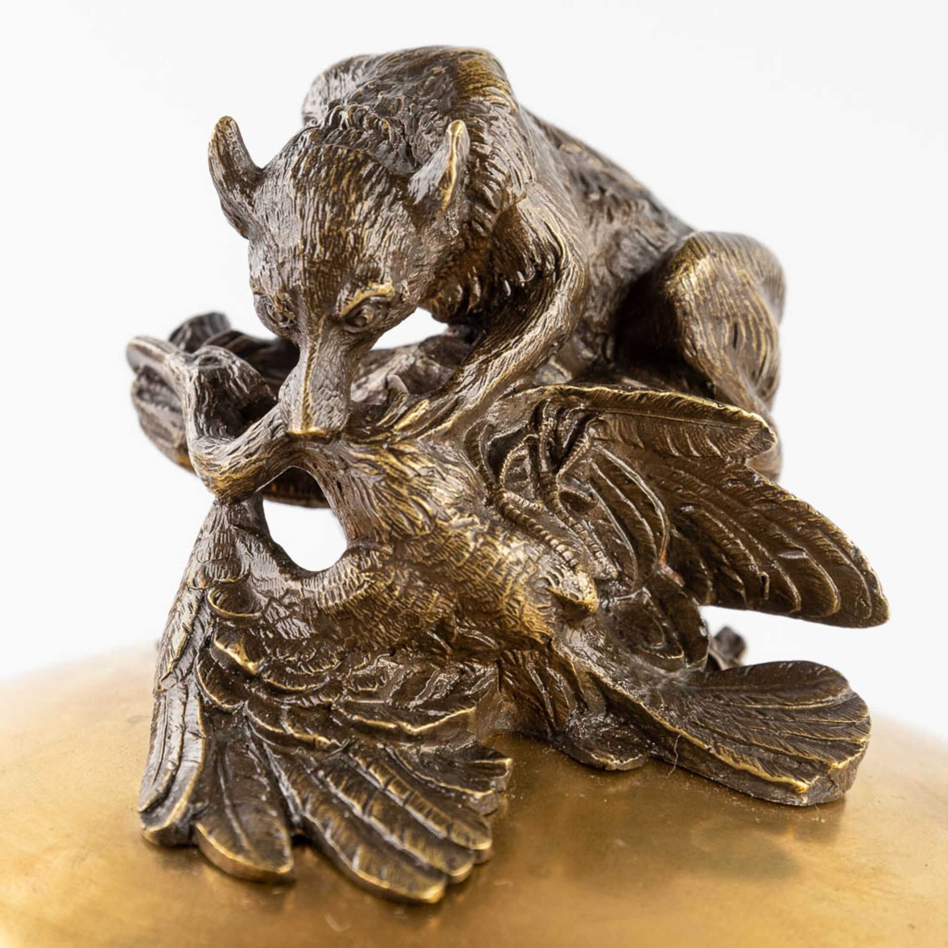 An ice-pail, gilt and patinated bronze decorated with a Wolf eating a large bird. 19th C. (H: 28 x D - Image 9 of 12