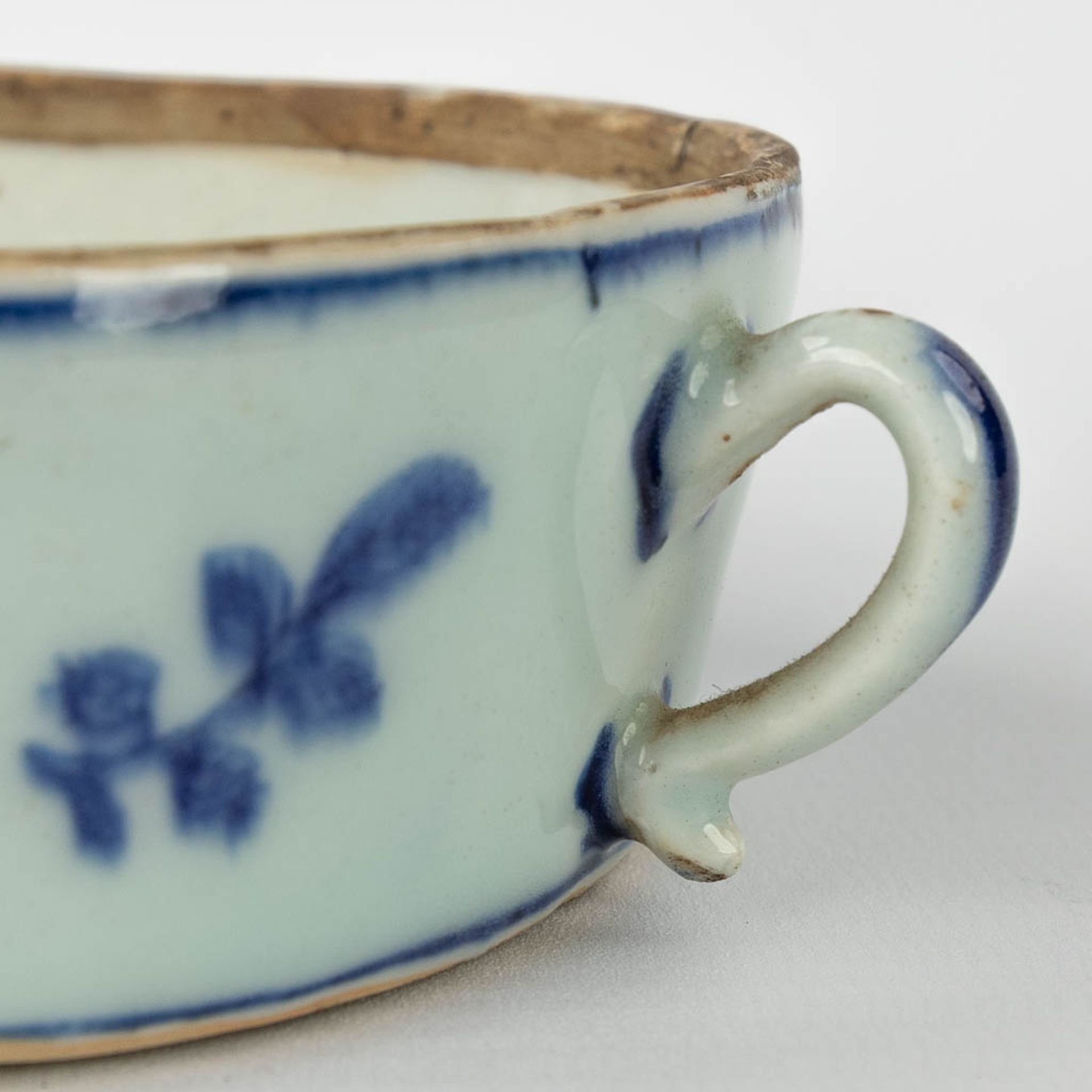 A small Chinese butter jar with lid on a plate, with a blue-white decor. 19th/20th century. (L: 16,5 - Image 16 of 16