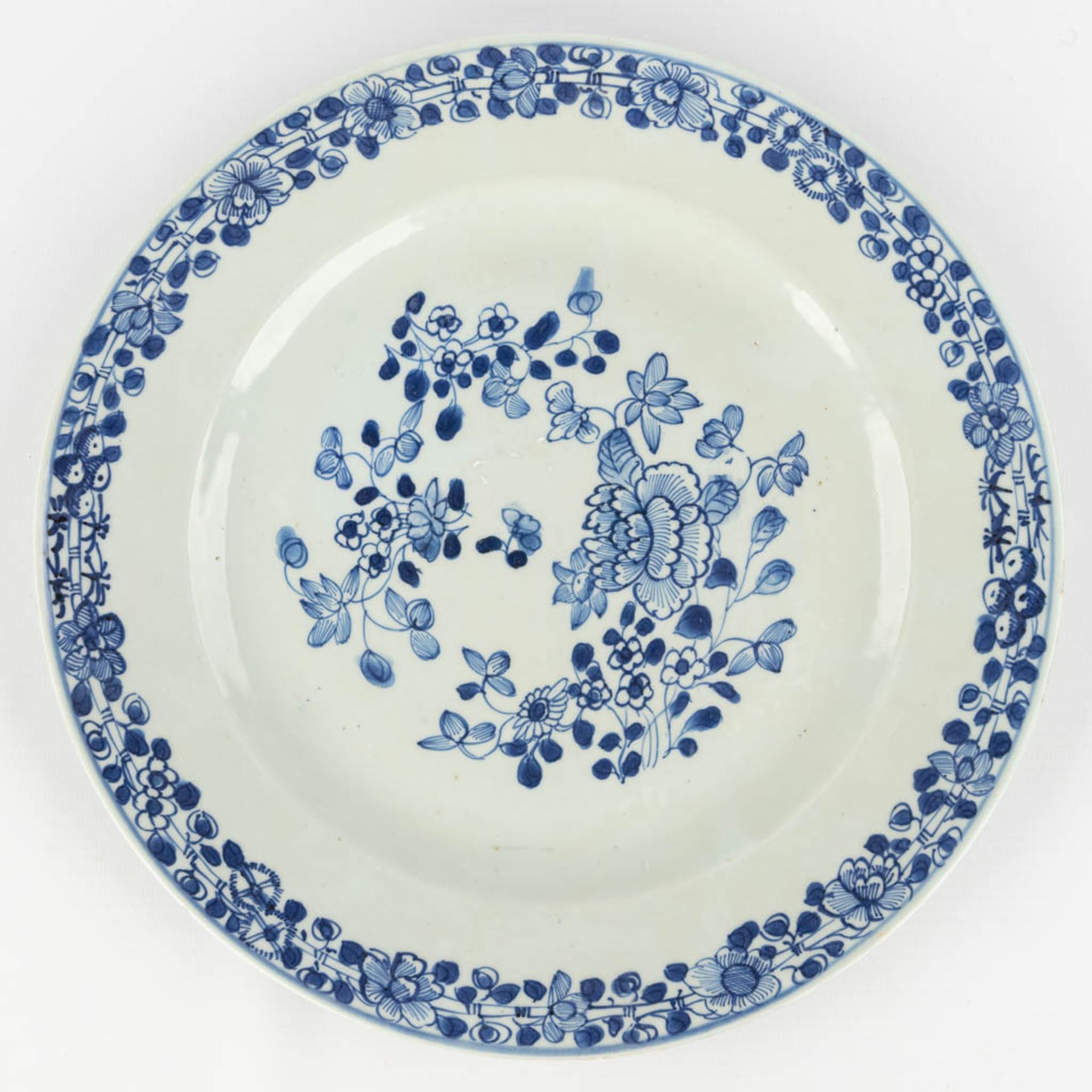 A collection of 10 Chinese porcelain plates with blue-white decor. 19th/20th century. (D: 35 cm) - Bild 7 aus 23