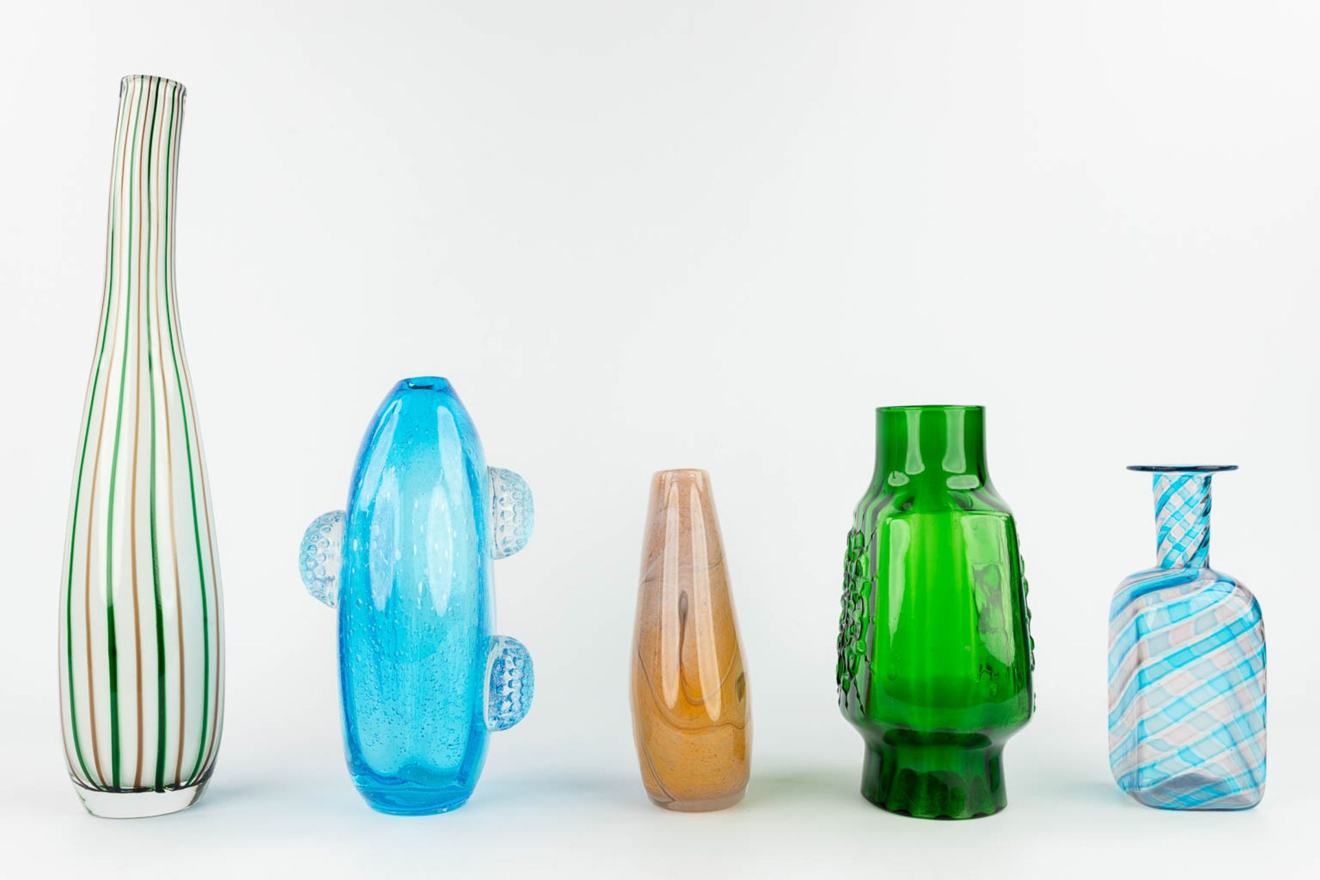 A collection of 5 glass vases, made in Murano, Italy and Scandinavia. (H: 45 x D: 10 cm) - Image 6 of 13