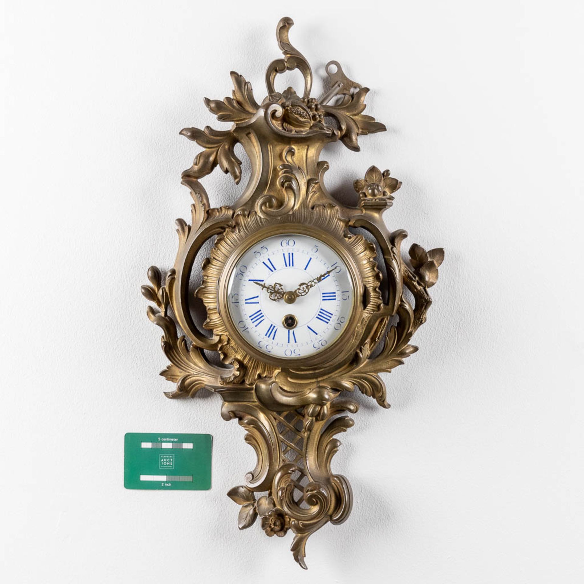 A cartel clock, bronze in Louis XV style. 20th C. (W: 30 x H: 52 cm) - Image 2 of 10