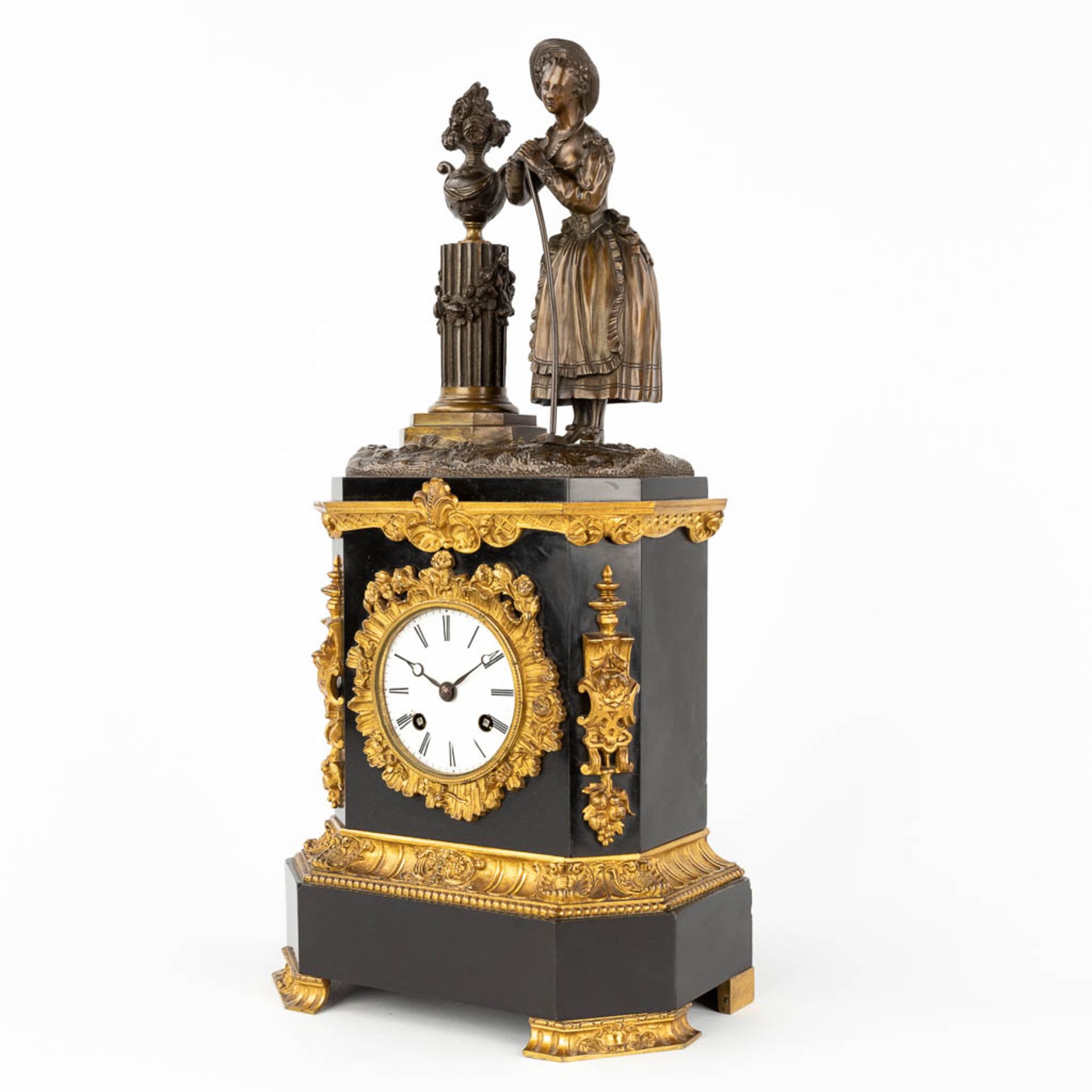 A black marble and bronze mantle clock 'Lady with a rake' 19th C. (L: 12 x W: 22,5 x H: 44 cm) - Image 8 of 12