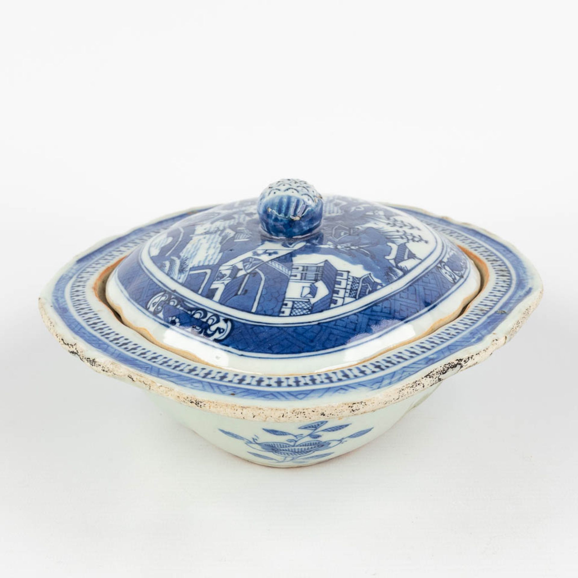 A Chinese bowl with a lid and blue-white landscape decor. 19th C. (L: 21,5 x W: 26,5 x H: 10 cm) - Image 6 of 15