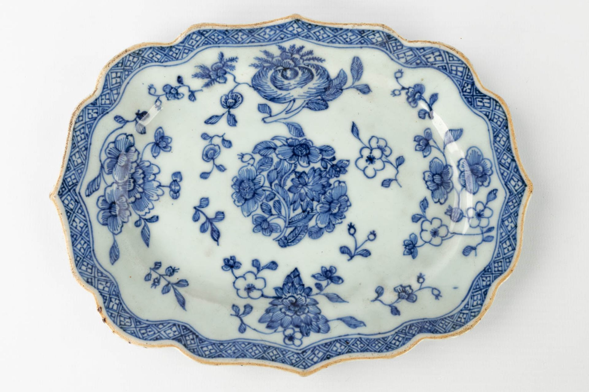 A small Chinese butter jar with lid on a plate, with a blue-white decor. 19th/20th century. (L: 16,5 - Image 9 of 16
