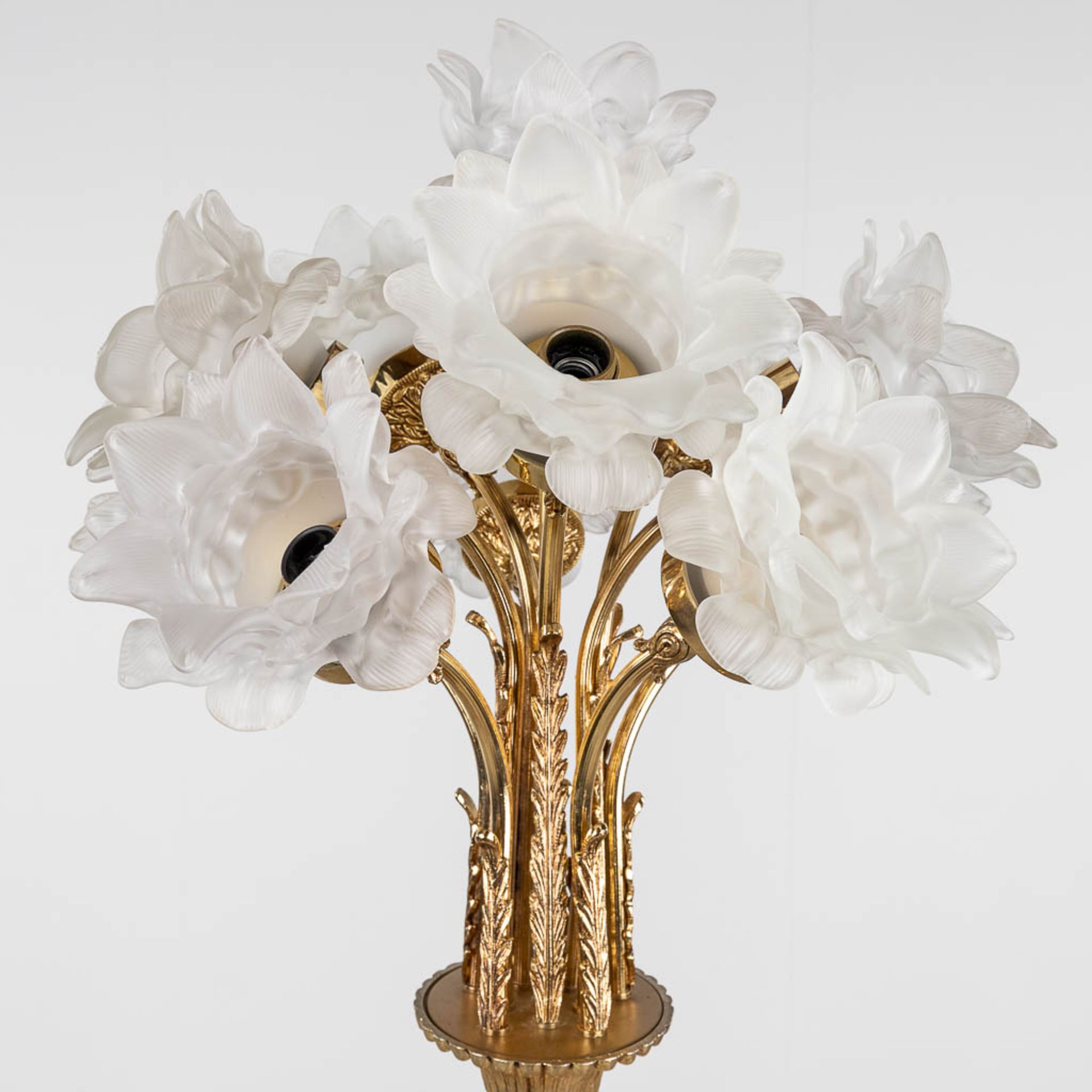 A decorative floor lamp and table lamp, brass, decorated with glass. 20th C. (H: 167 x D: 47 cm) - Image 7 of 13