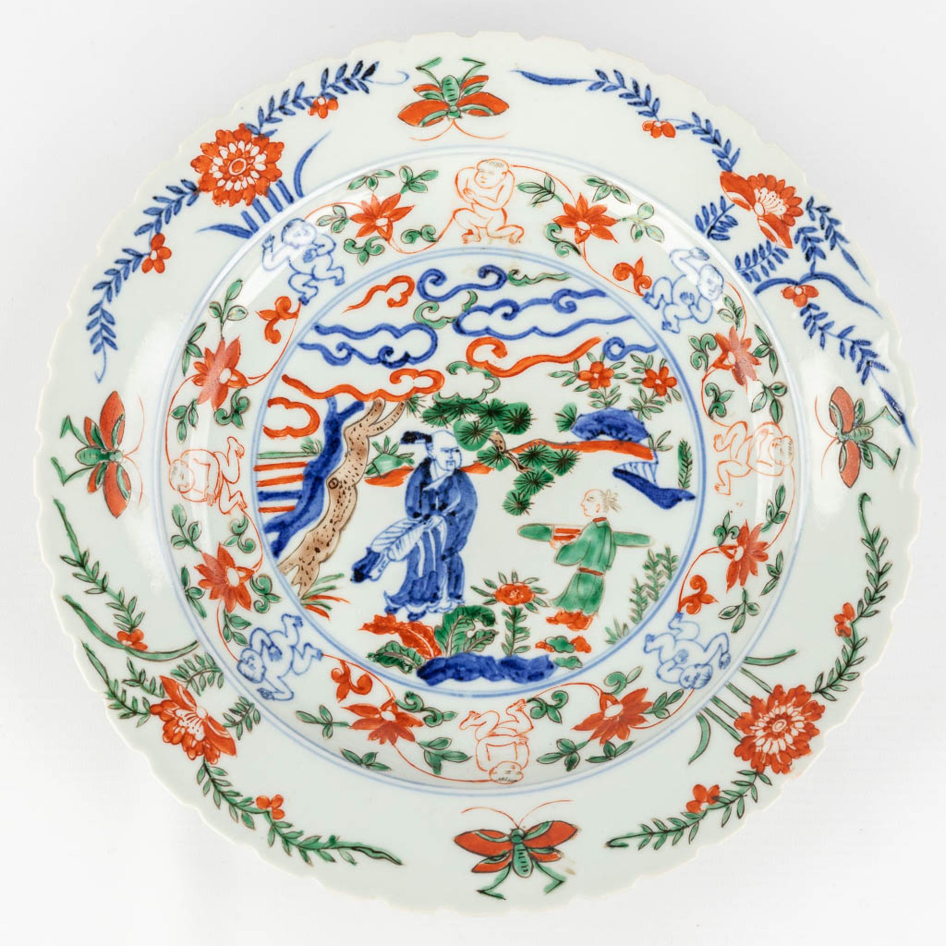 A collection of 12 Chinese Famille Rose plates, 18th/19th/20th century. (D: 36 cm) - Bild 3 aus 23