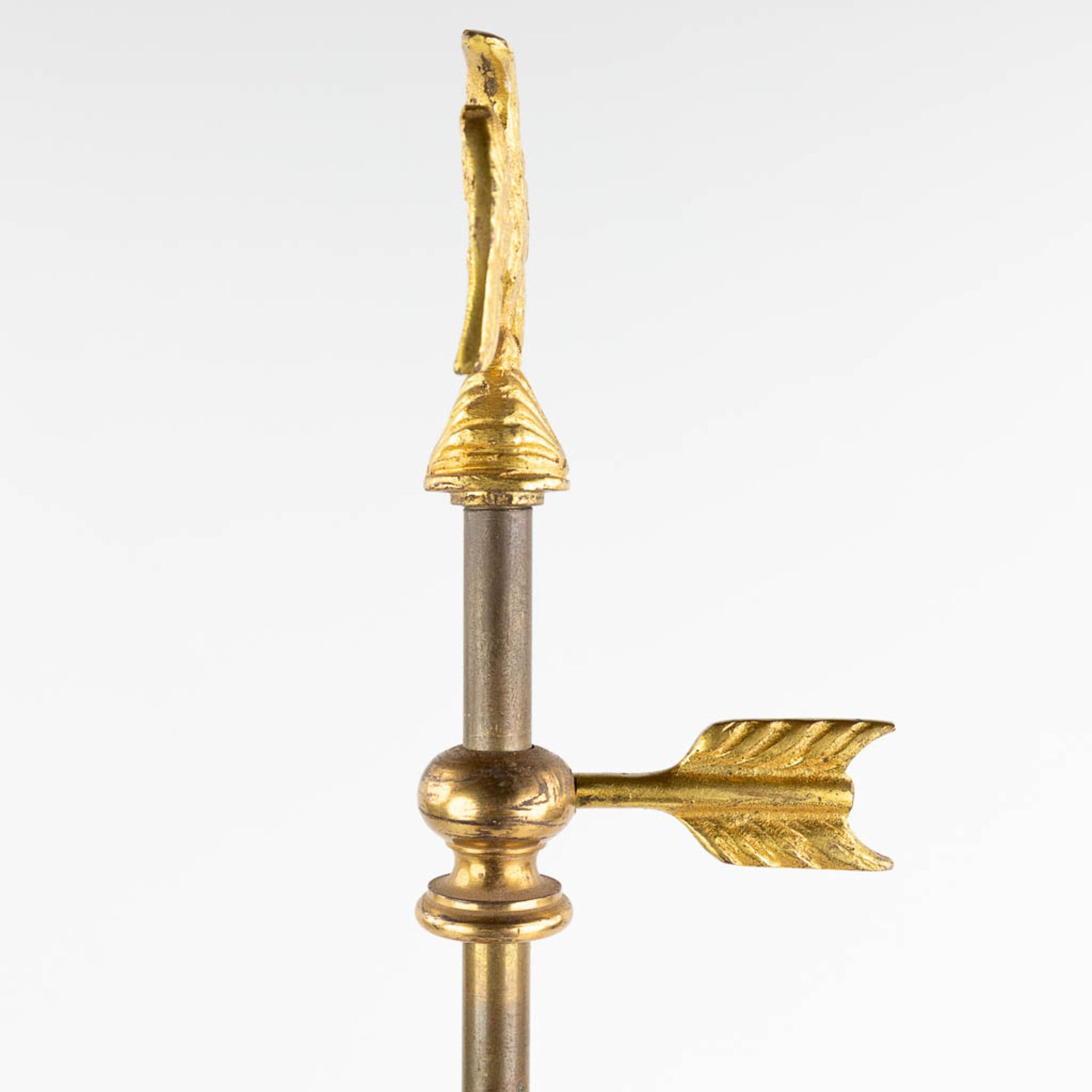 A table lamp, brass and onyx. 20th century. (L: 30 x W: 30 x H: 77 cm) - Image 9 of 13