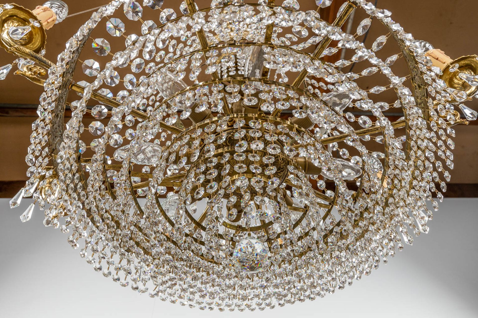 A brass and glass chandelier 'Robe ˆ Perles', finished with small porcelain plaques. 20th C. (H: 100 - Image 13 of 14