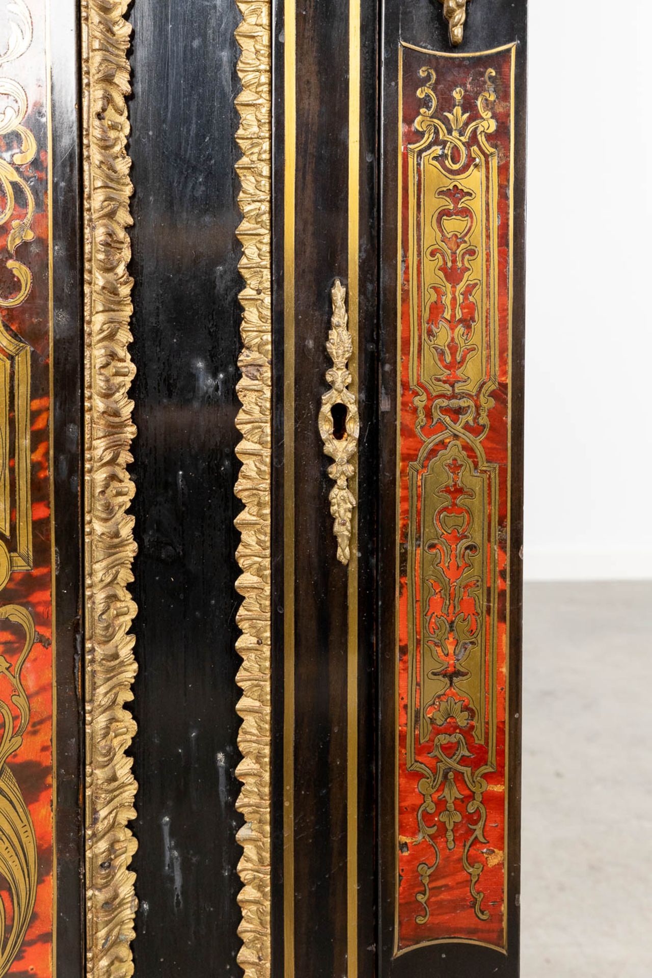 An antique display cabinet with boulle inlay, Napoleon 3 period. (L: 40 x W: 70 x H: 180 cm) - Image 15 of 16