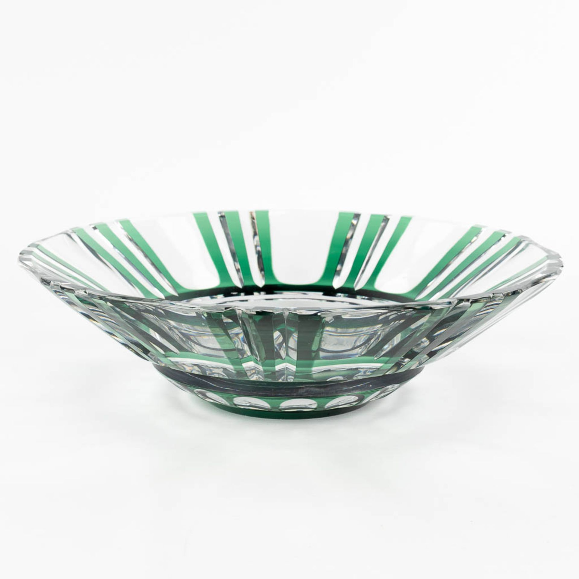 Val Saint Lambert, a large bowl made of green cut crystal. (H: 10 x D: 36 cm) - Image 5 of 9
