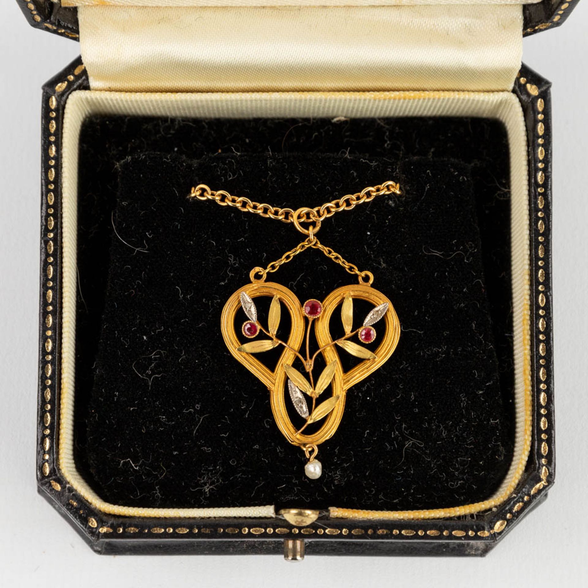 An antique pendant with rubies, brilliant cut stones and a cultured pearl, yellow gold in Art Nouvea - Image 4 of 12