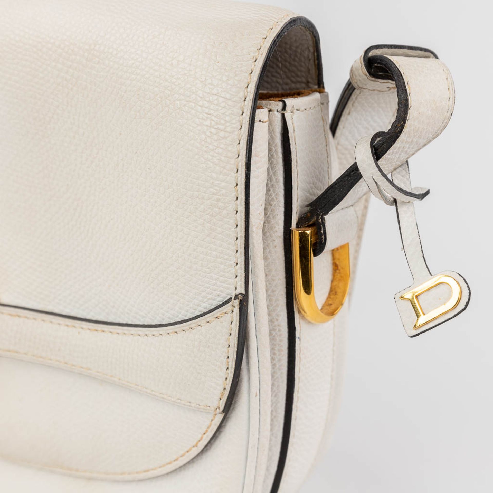 Delvaux, a handbag made of white leather with gold-plated elements. (W: 26 x H: 19 cm) - Image 14 of 19