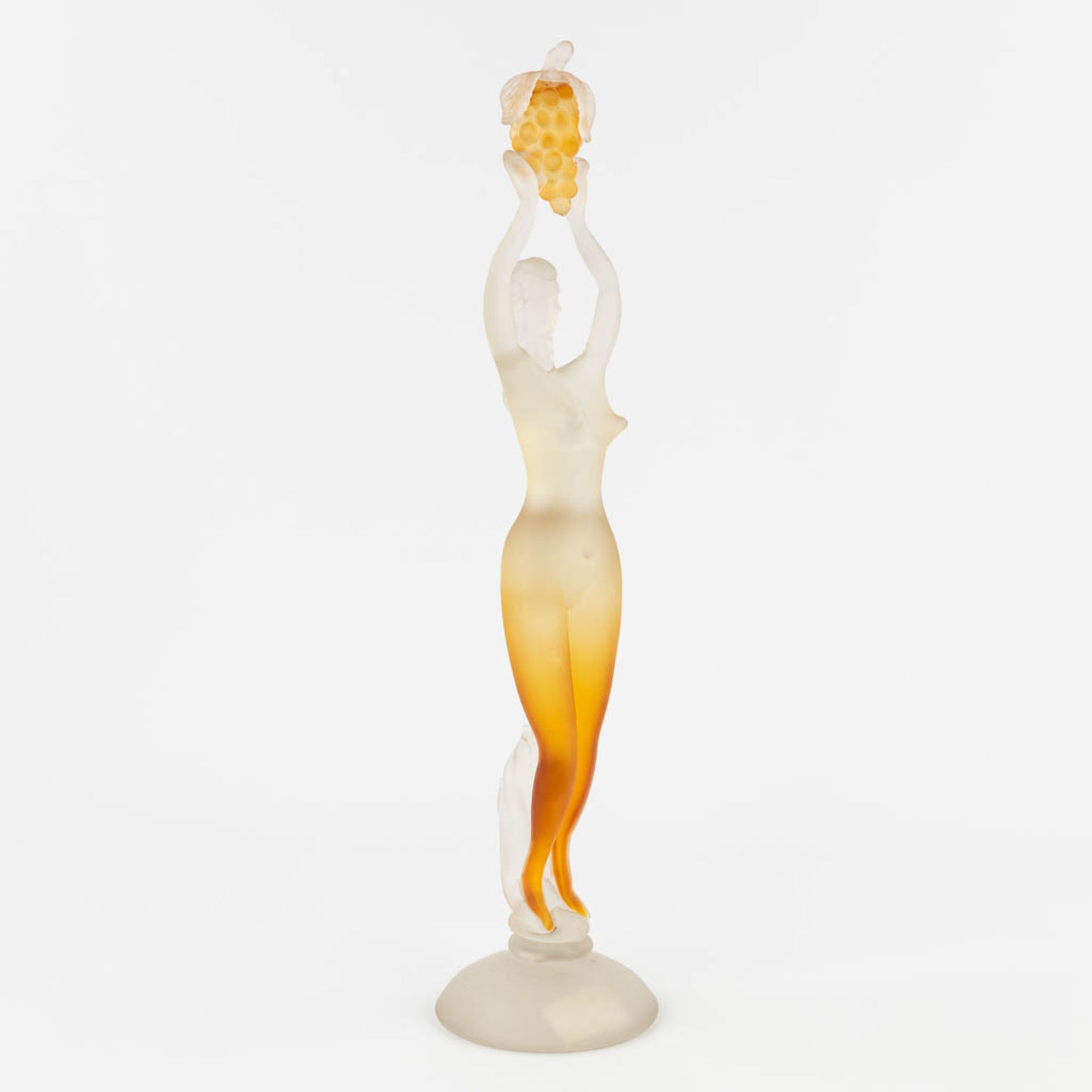 A female figurine holding grapes, Blown Glass, Murano Italy. (H: 50 x D: 11,5 cm) - Image 3 of 13