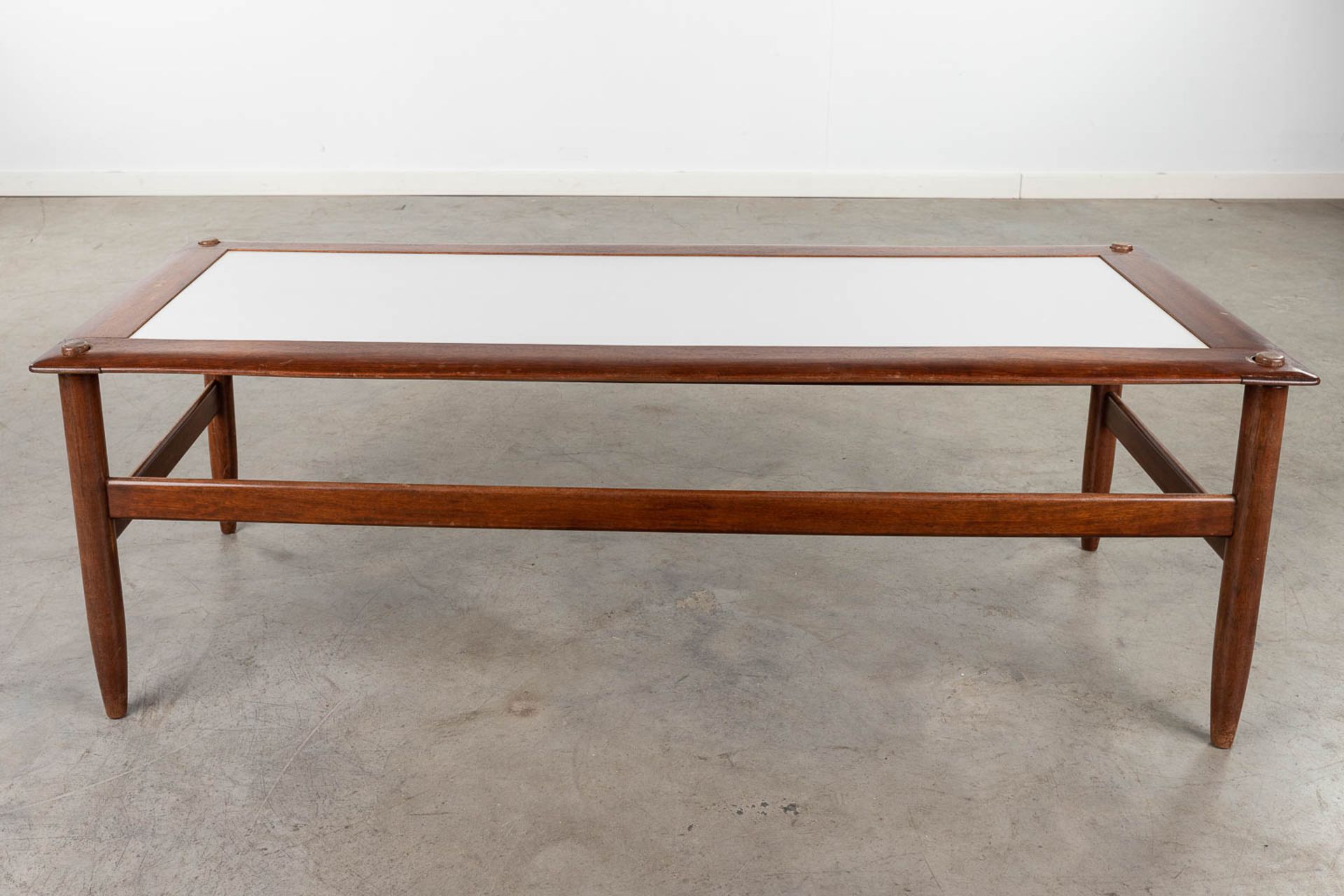 A mid-century coffee table with a reversible top, teak. Circa 1960. (L: 42 x W: 40 x H: 125 cm) - Image 7 of 15