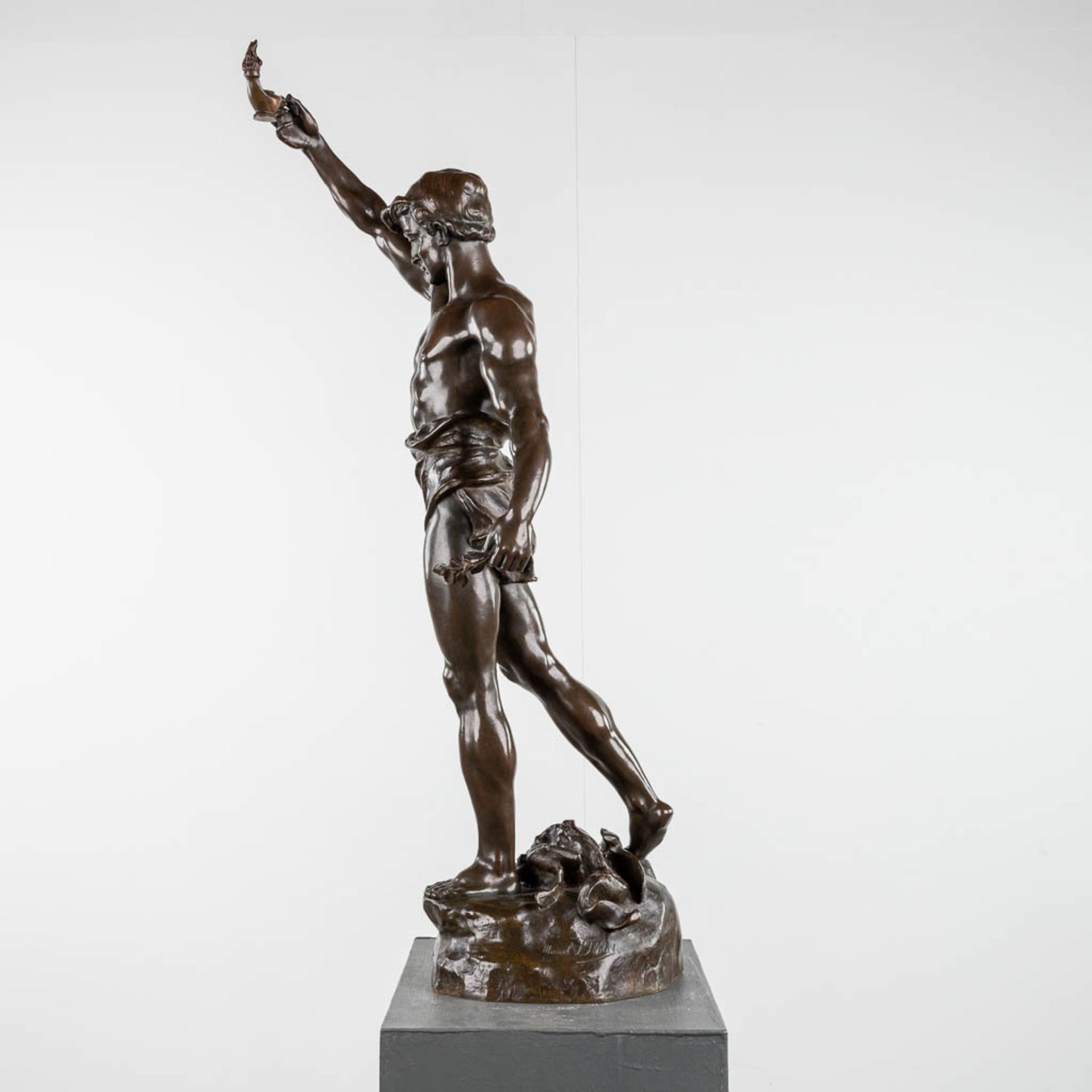 Marcel DÄBUT (1865-1933) 'Le Vainqueur' patinated bronze. (L: 40 x W: 30 x H: 91 cm) - Image 6 of 11