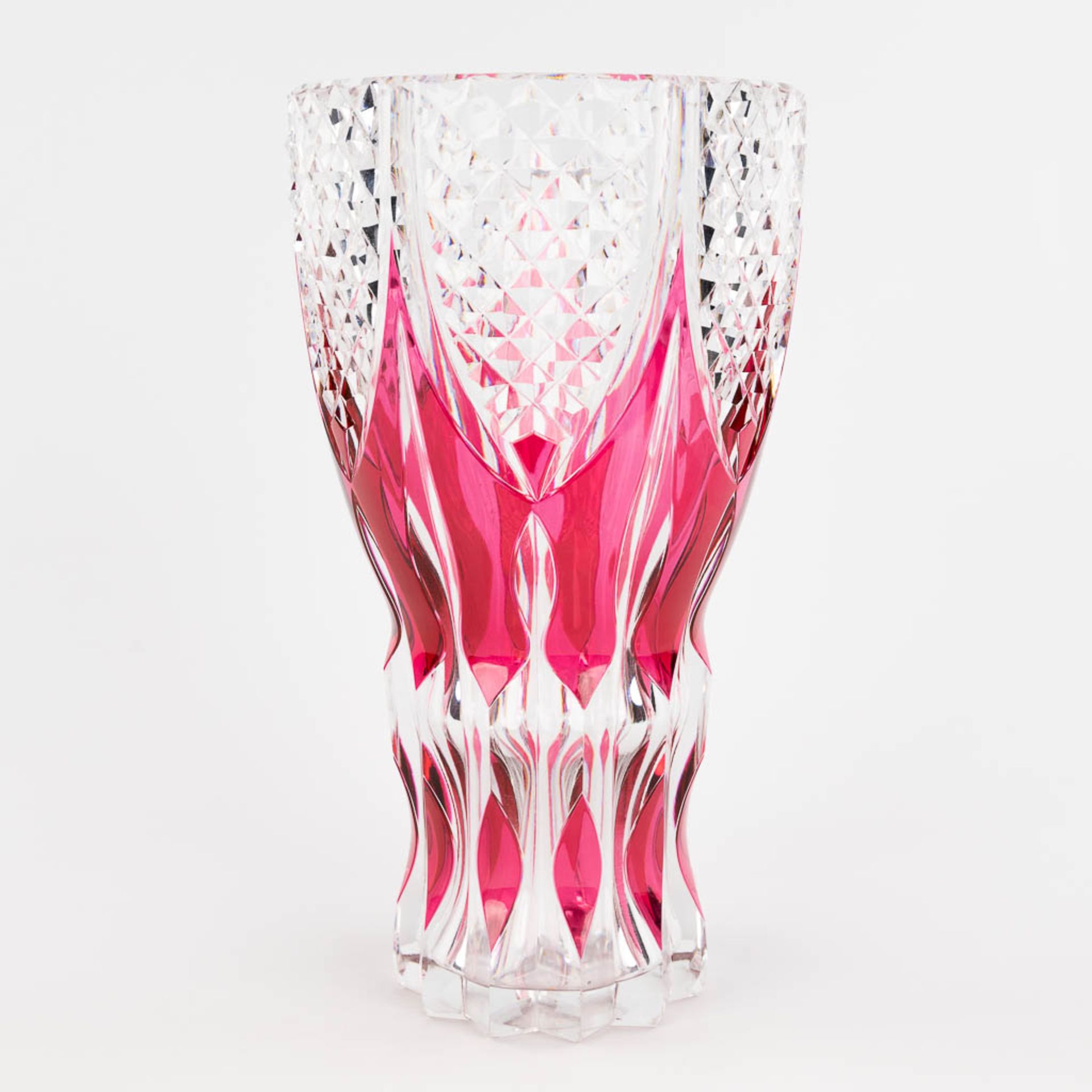 Val Saint Lambert, a vase made of red cut crystal. (H: 28,5 x D: 15,5 cm) - Image 6 of 13