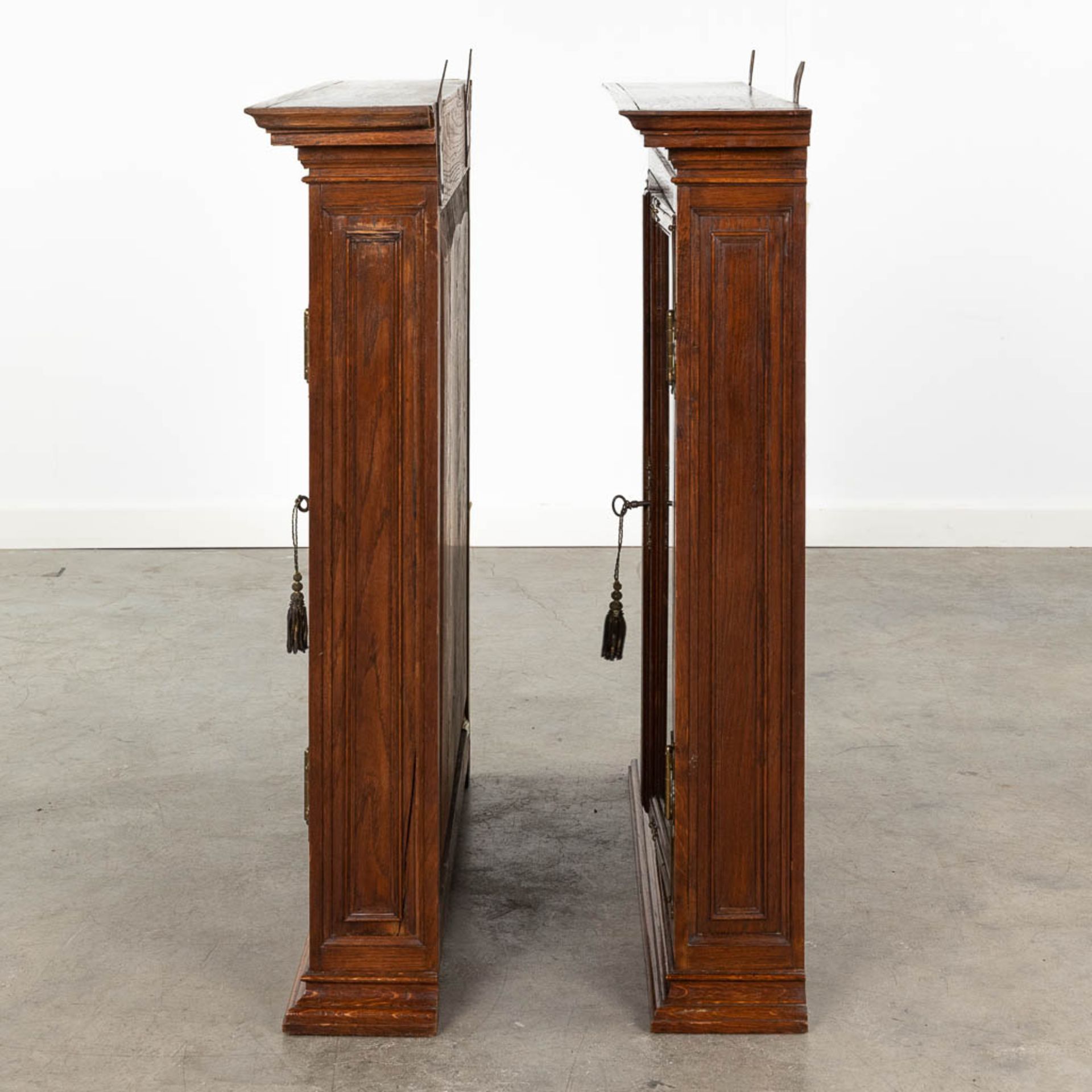 A pair of hanging cabinets, wood and glass. Circa 1900. (L: 17 x W: 75 x H: 83 cm) - Image 6 of 9