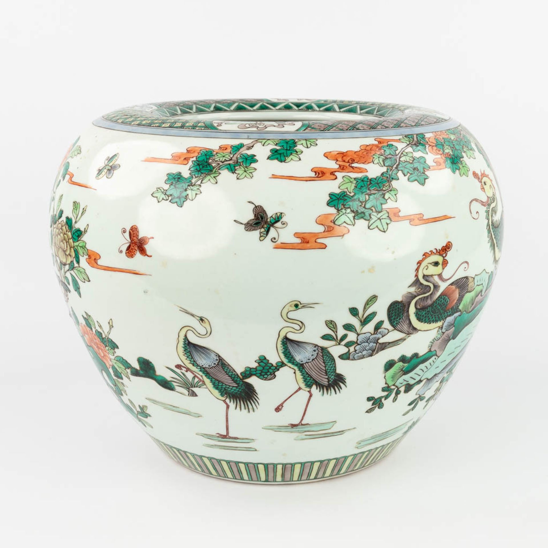 A large Chinese Famille Verte Cache-pot, decorated with cranes, peacocks and ducks. 19th/20th C. (H: - Image 8 of 15