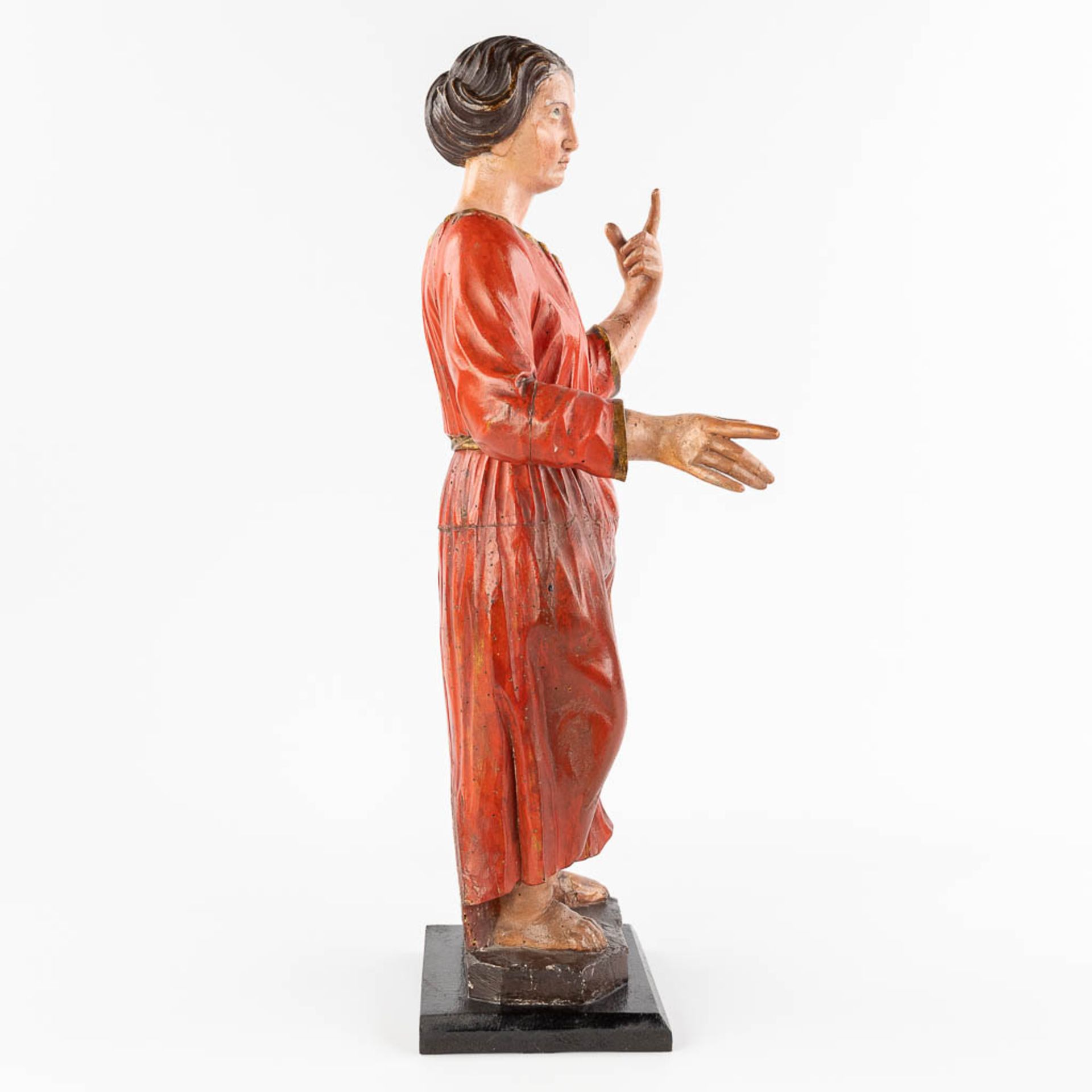An antique wood-sculptured and polychrome figurine of a noble lady. 18th/19th C. (L: 20 x W: 25 x H: - Image 4 of 14
