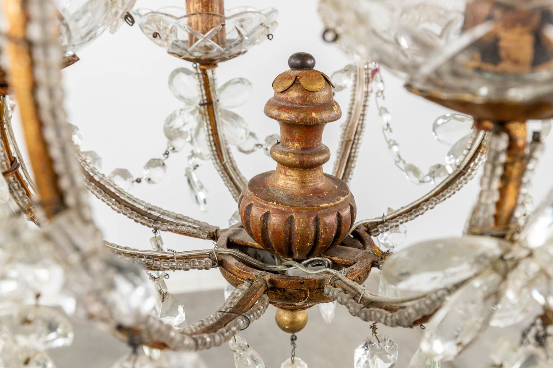 A decorative chandelier, brass and coloured glass. (H: 65 x D: 36 cm) - Image 10 of 10