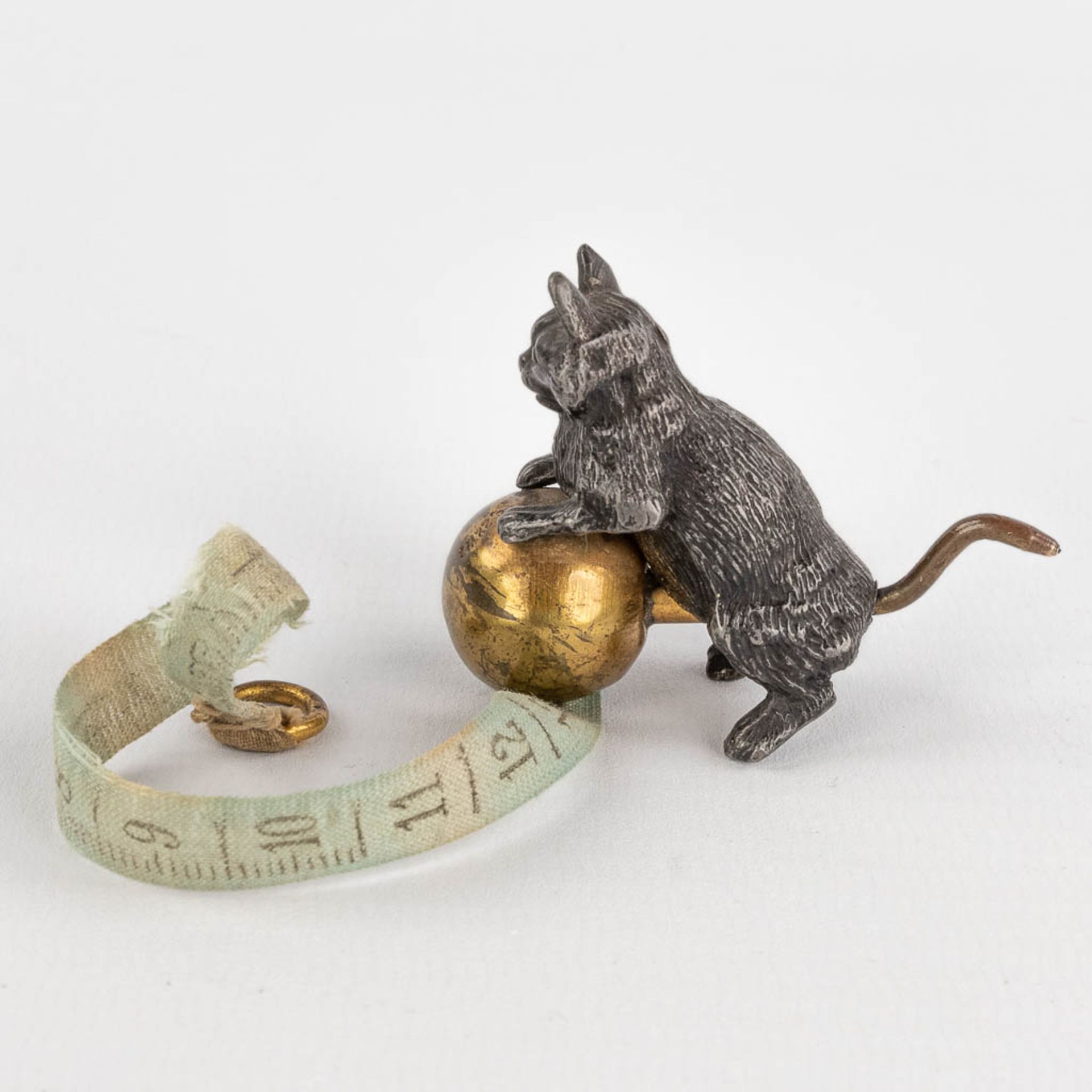 An antique tape measure, in the shape of a cat with a ball, Vienna bronze. 19th century. (H: 4,2 cm) - Image 17 of 18